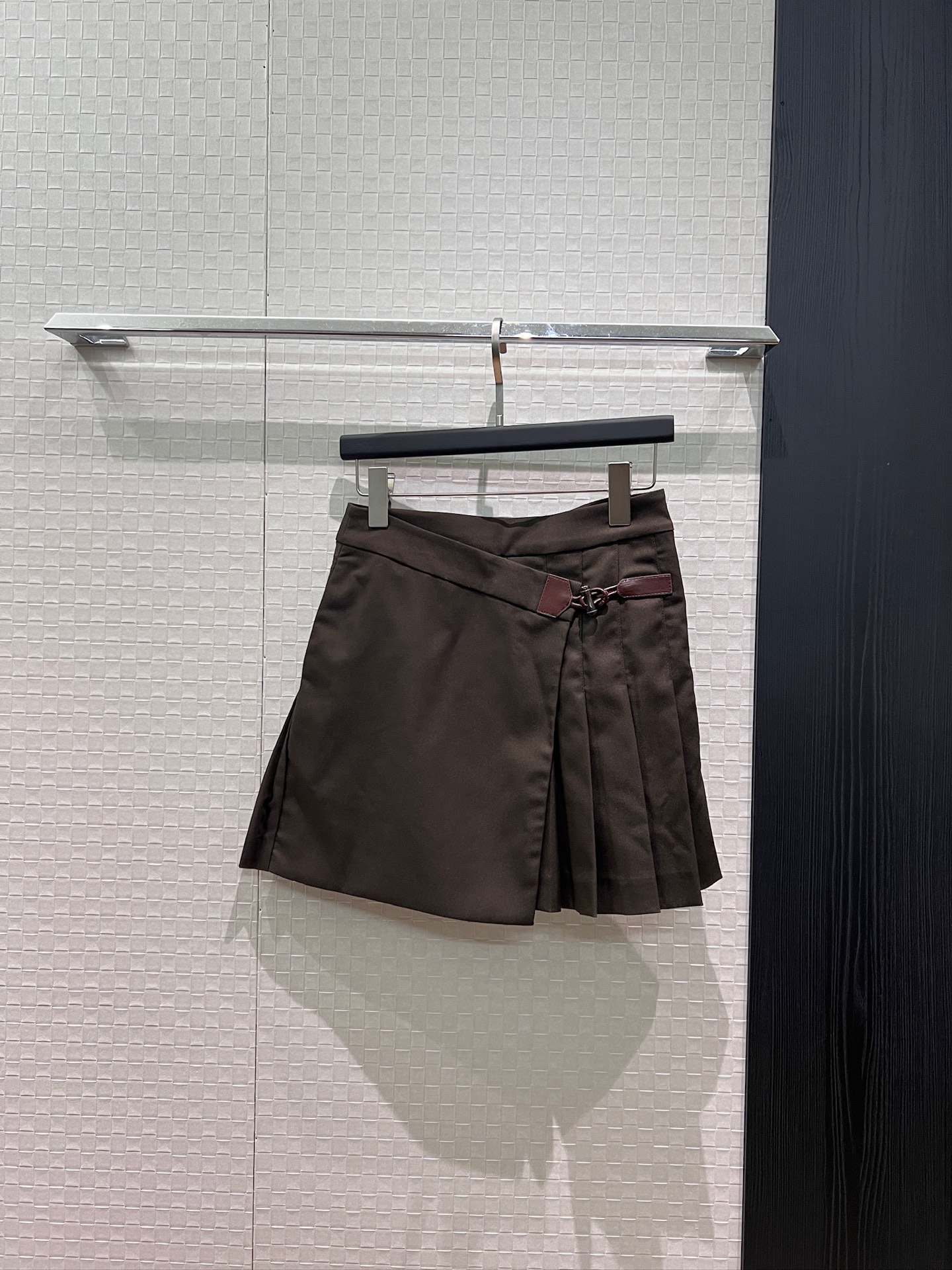 [Loewe] 로에베 26SS 비대칭 레더 버클 플리츠 스커트 치마 의류