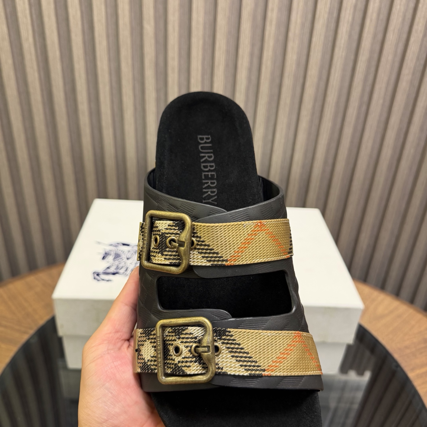 [Burberry] 버버리 맨즈 체크 엠보스드 레더 뮬 슬라이드 슬리퍼 샌들 신발