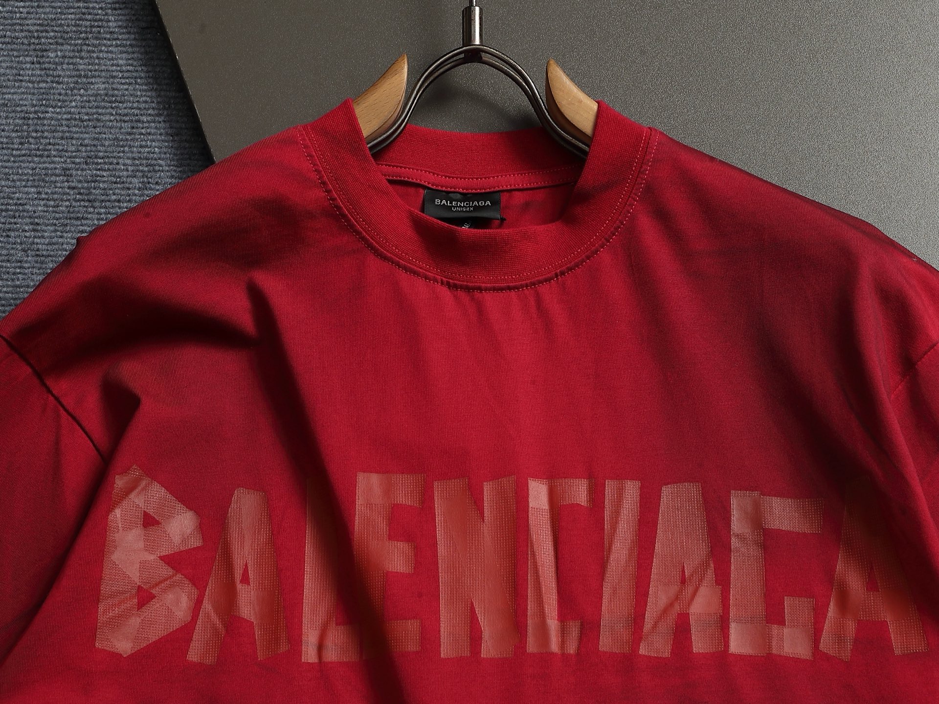 발렌시아가(BALENCIAGA) 테이프 프린팅 워싱 반팔 티셔츠 상의 의류