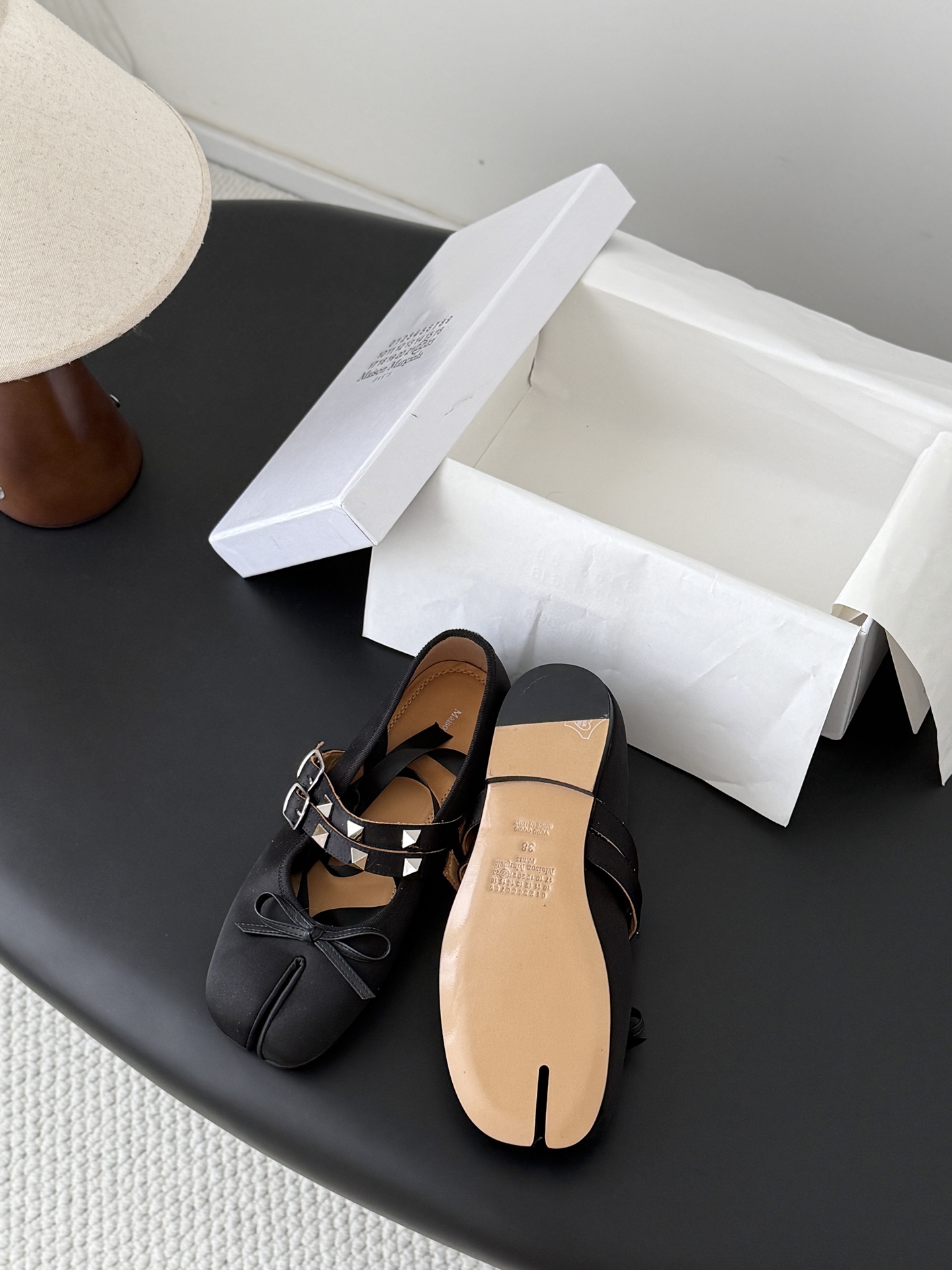 메종 마르지엘라(Maison Margiela) 타비 스터드 스트랩 발레리나 플랫 신발
