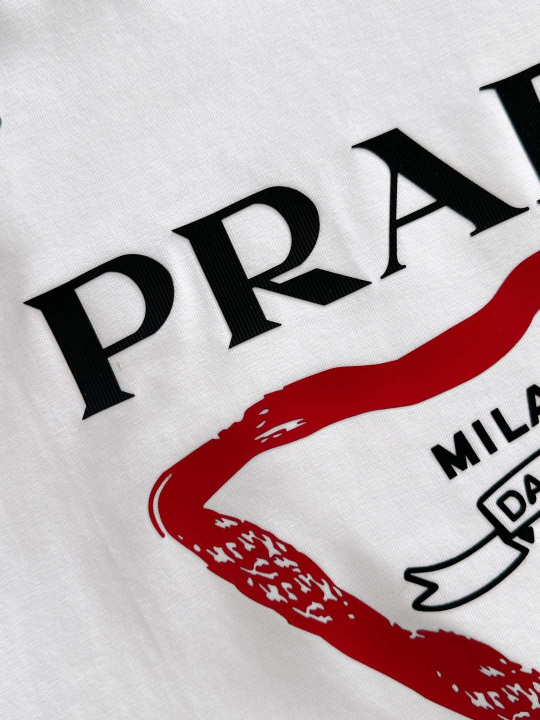 프라다(PRADA) 삼각 로고 그래픽 프린트 반팔 티셔츠 상의 의류