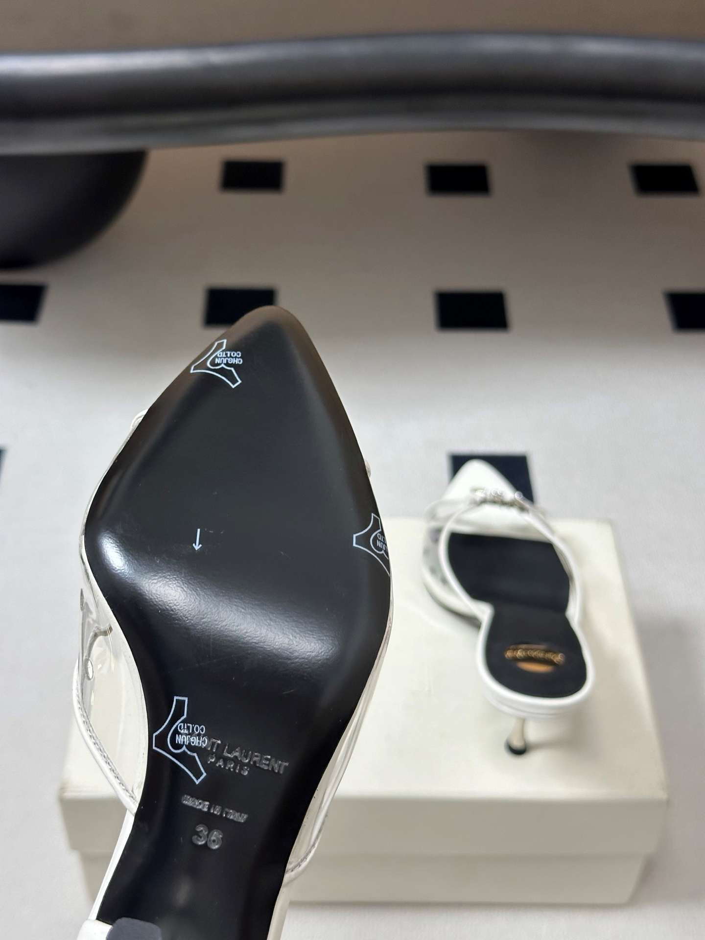 생로랑(SAINT LAURENT) 라인스톤 포인티드토 힐 신발