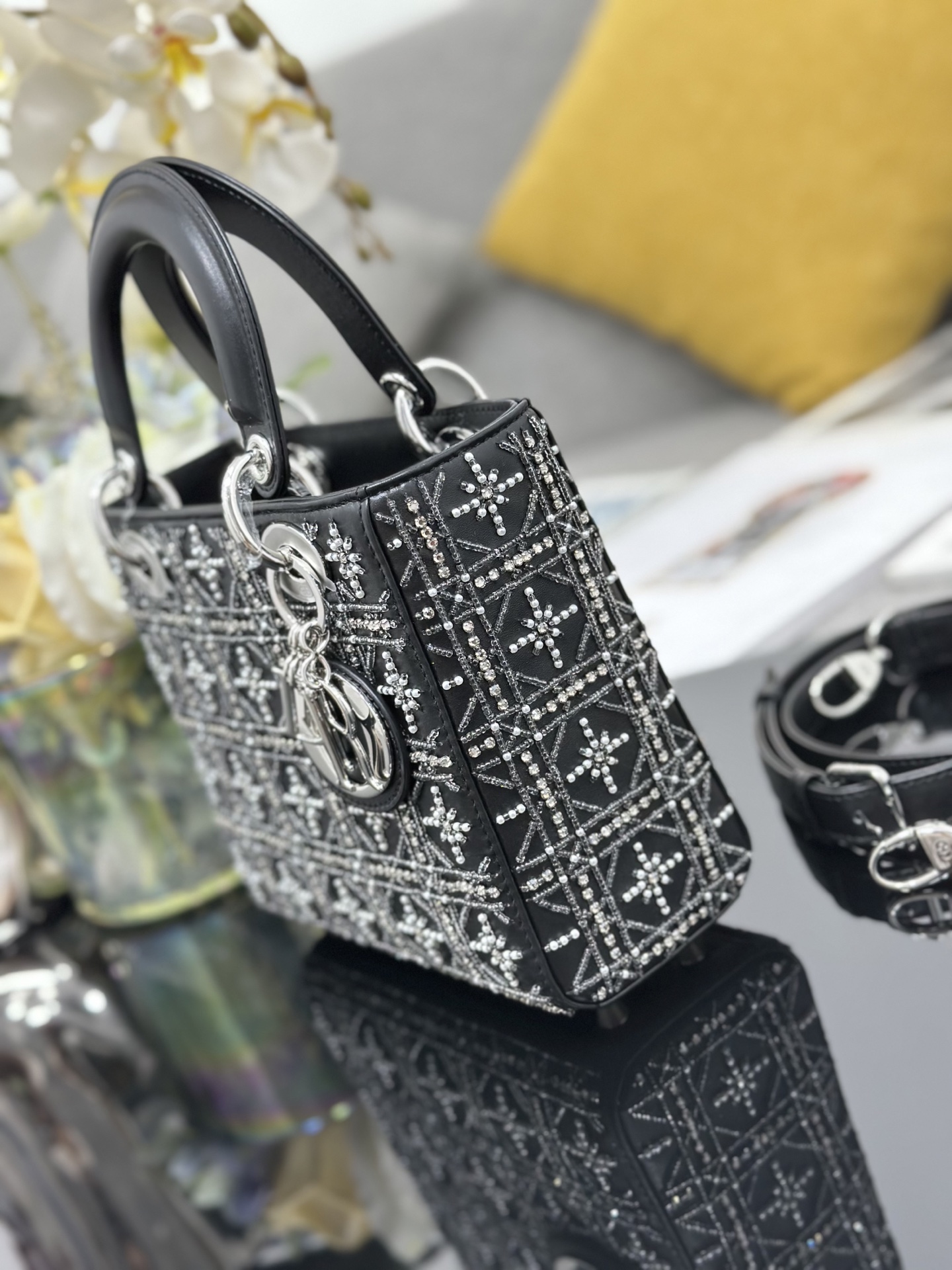 Dior 디올 레이디 디올(Lady Dior) 스몰 4구 핸드백 (블랙 비즈 자수) 가방