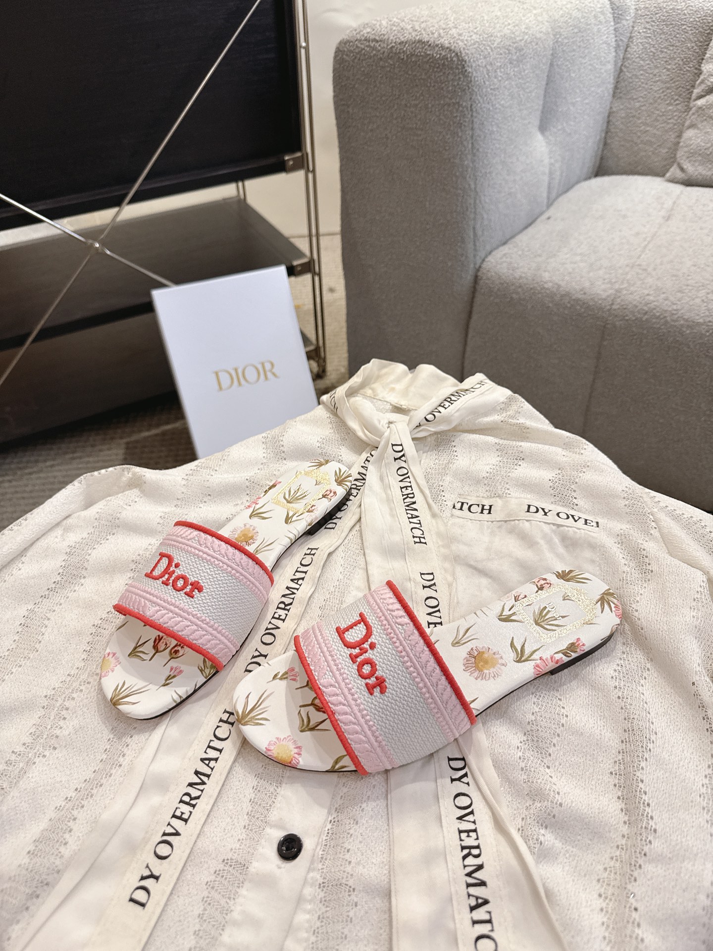 디올(DIOR) 플라워 자수 로고 슬라이드 슬리퍼