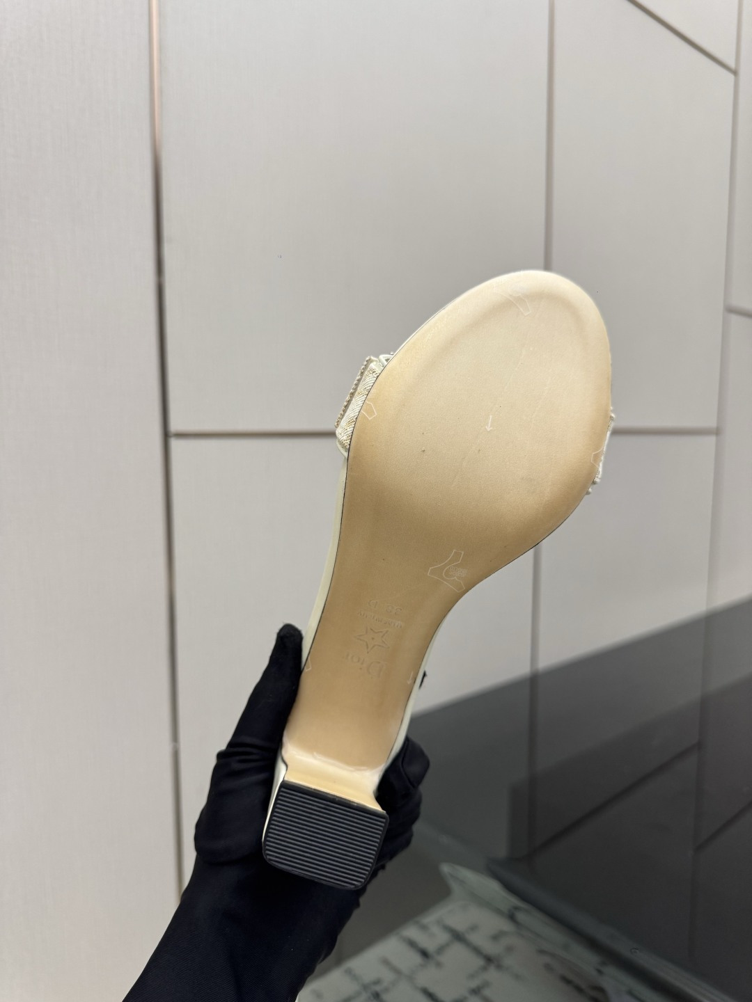 디올(DIOR) 로고 버클 뮬 힐 샌들 신발