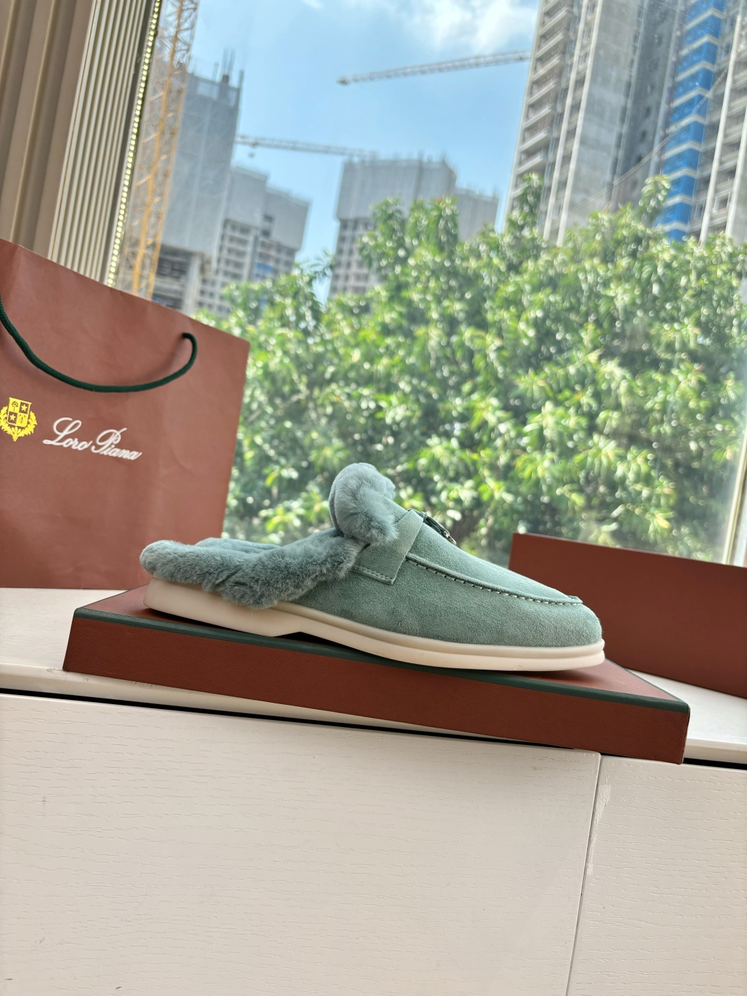 로로피아나(Loro Piana) 커플 퍼 트리밍 스웨이드 뮬 슬리퍼 신발