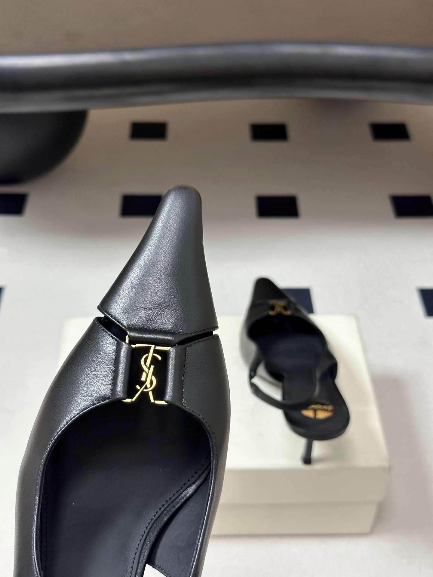 생로랑(SAINT LAURENT) YSL 메탈 로고 캡토 슬링백 펌프스 신발