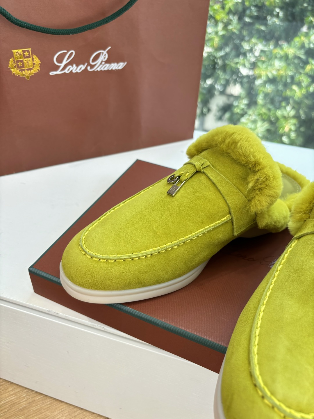 로로피아나(Loro Piana) 커플 퍼 트리밍 스웨이드 뮬 슬리퍼 신발