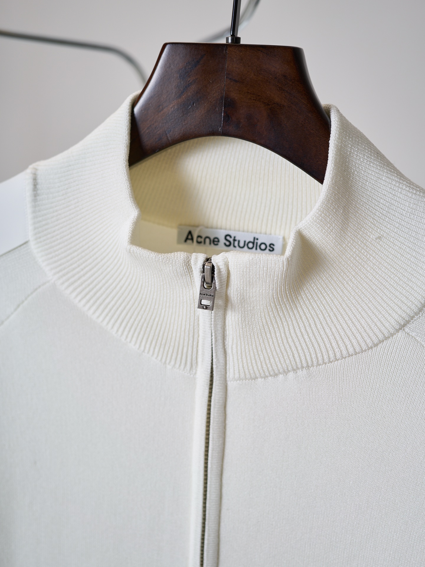 아크네(Acne studios) 실리콘 엠보 레더 집업 니트 가디건 의류
