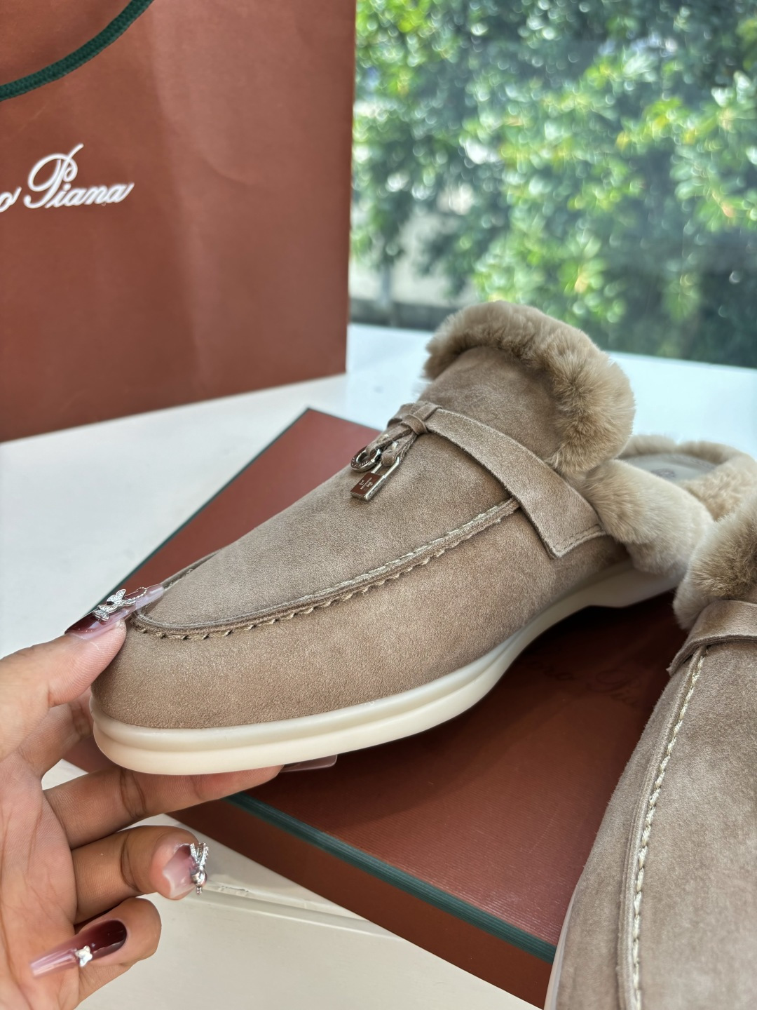로로피아나(Loro Piana) 커플 퍼 트리밍 스웨이드 뮬 슬리퍼 신발
