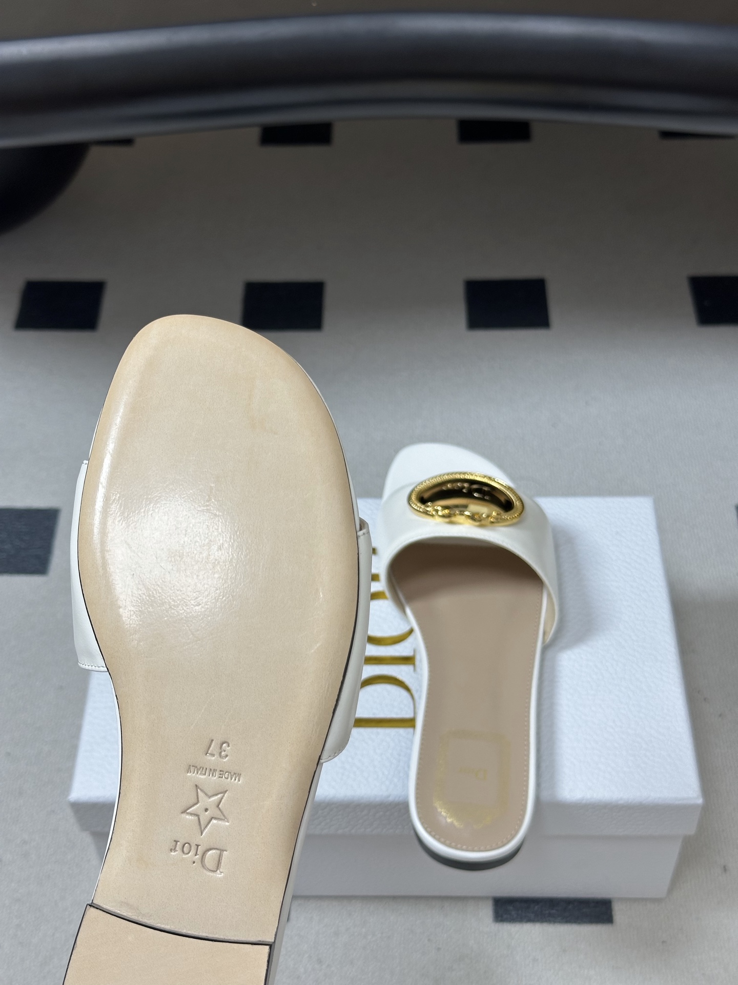 디올(DIOR) 메탈 버클 슬라이드 슬리퍼 신발
