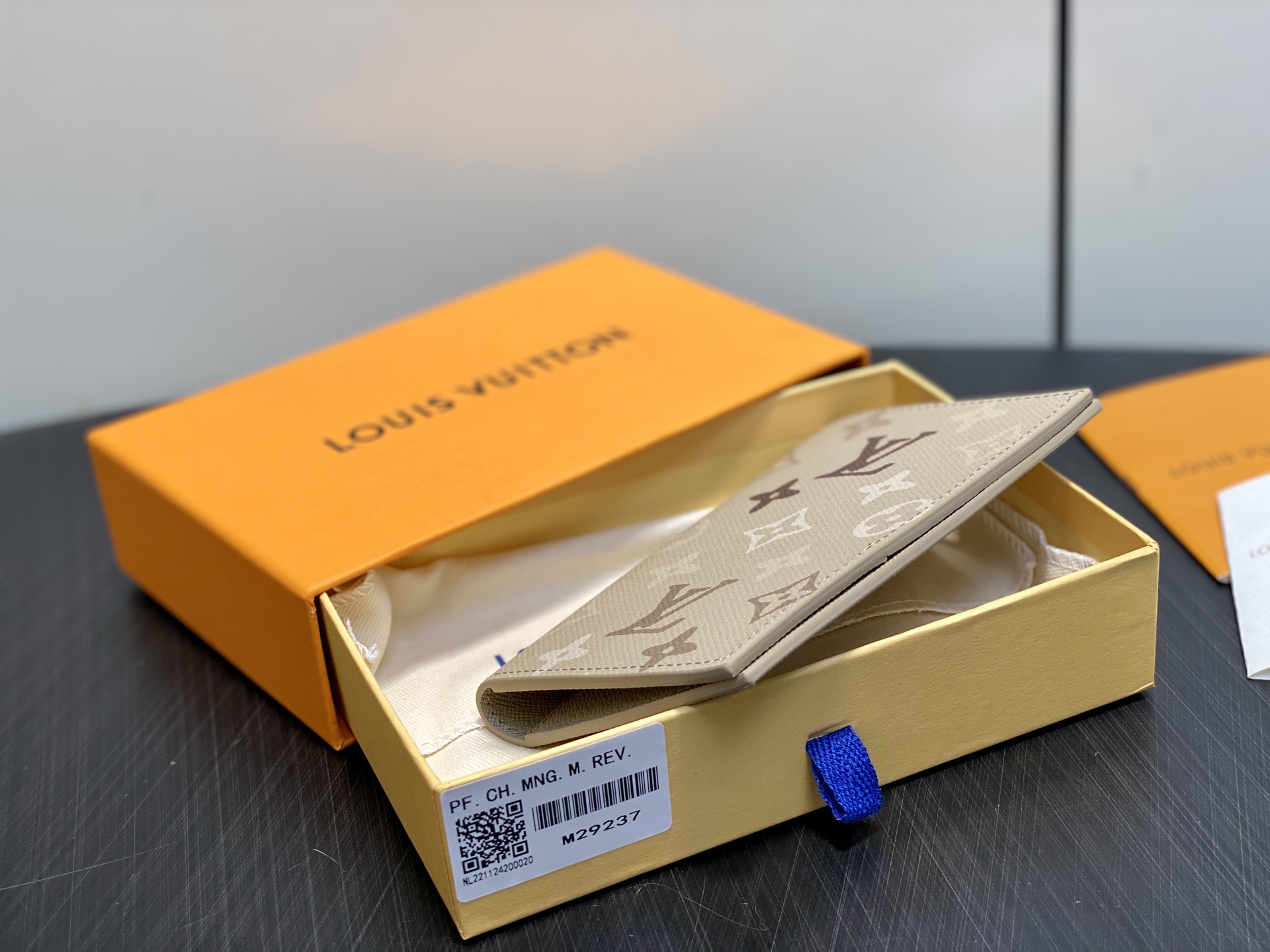 [Louis Vuitton] LV 루이비통 모노그램 서플러스 패스포트 커버 (에이프리콧 그레이) 여권 지갑