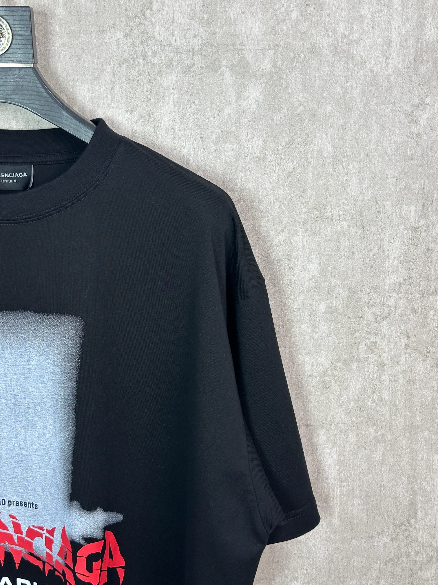 발렌시아가(BALENCIAGA) 크랙 레터링 프린트 반팔 티셔츠 의류