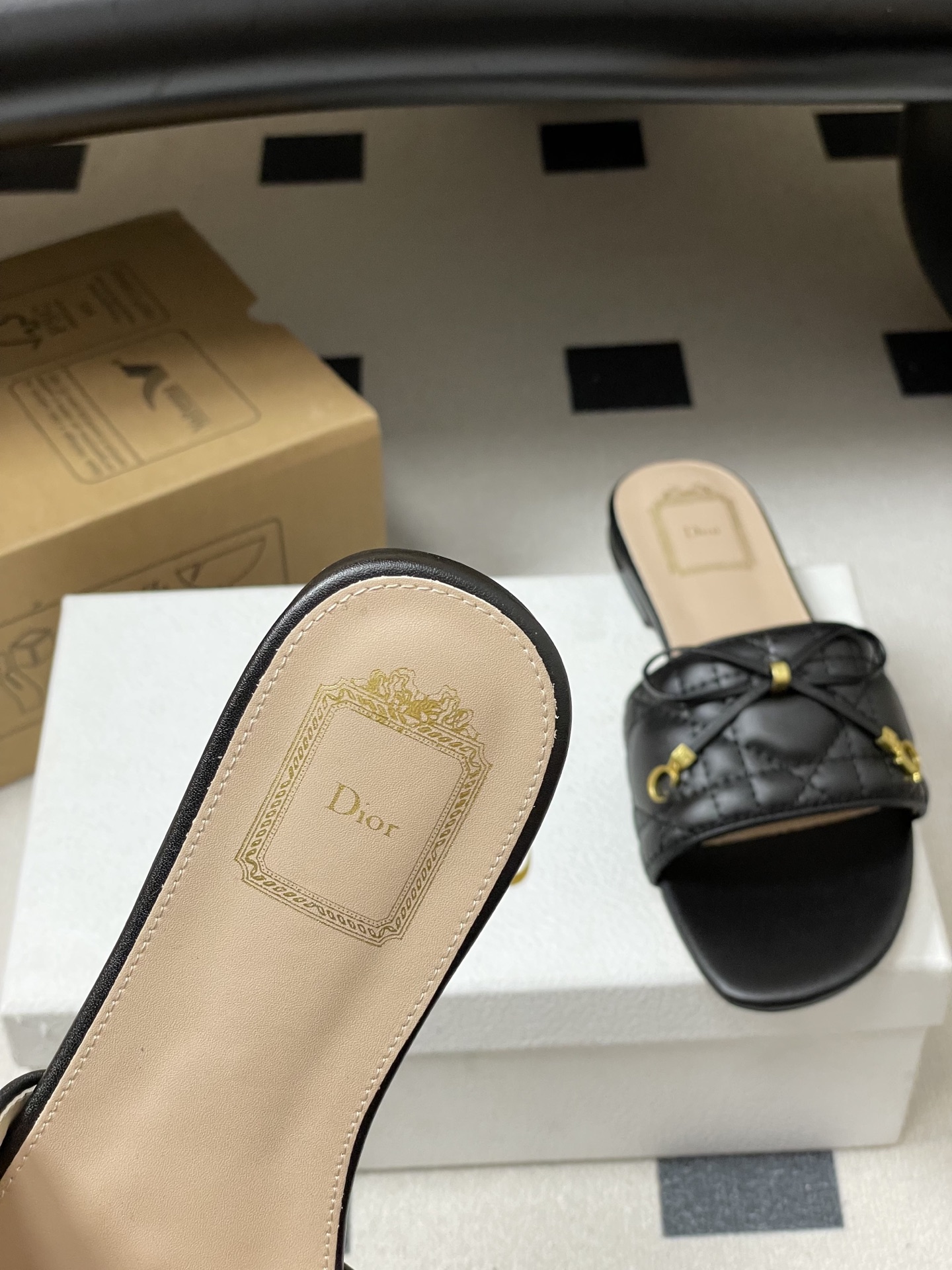 디올(DIOR) 퀼팅 리본 슬리퍼 신발