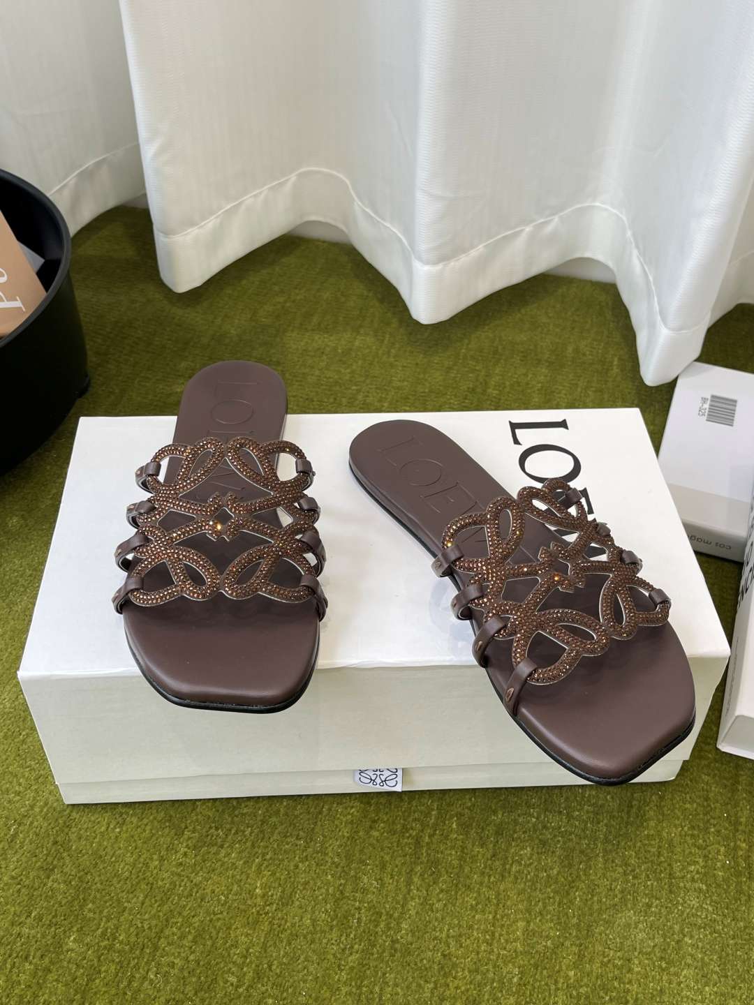 로에베(LOEWE) 라인스톤 스퀘어토 플랫 슬리퍼 신발