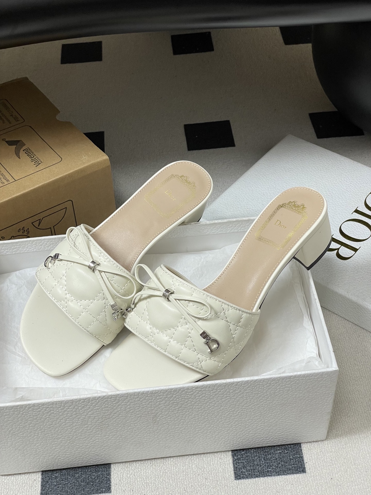 디올(DIOR) 퀼팅 리본 미들굽 슬리퍼 신발