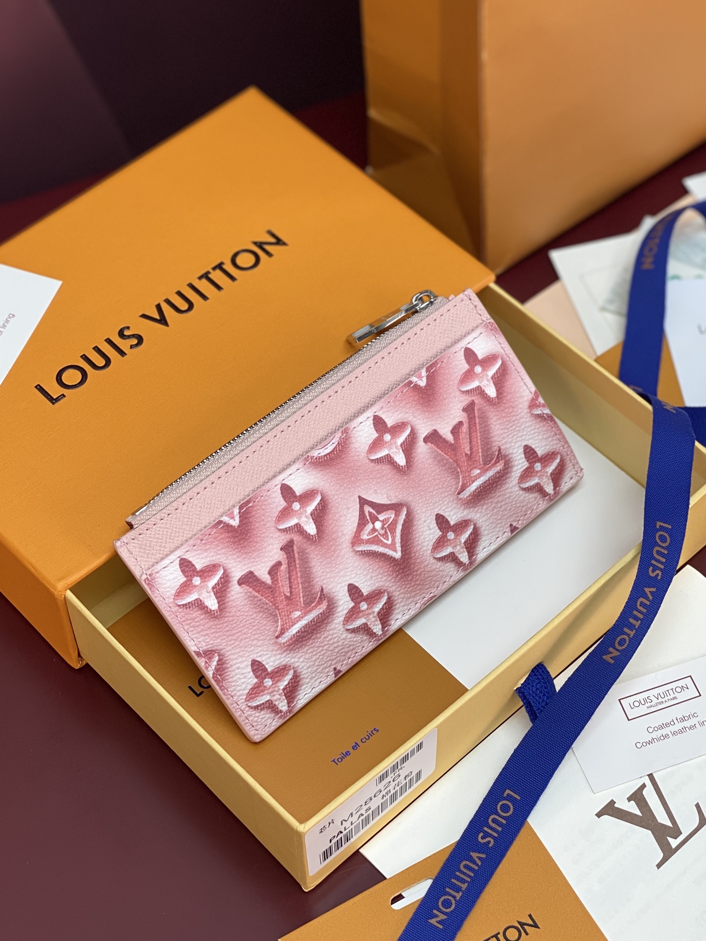 [Louis Vuitton] LV 루이비통 타이가 모노그램 코인 카드 홀더 (코튼 핑크) 지갑