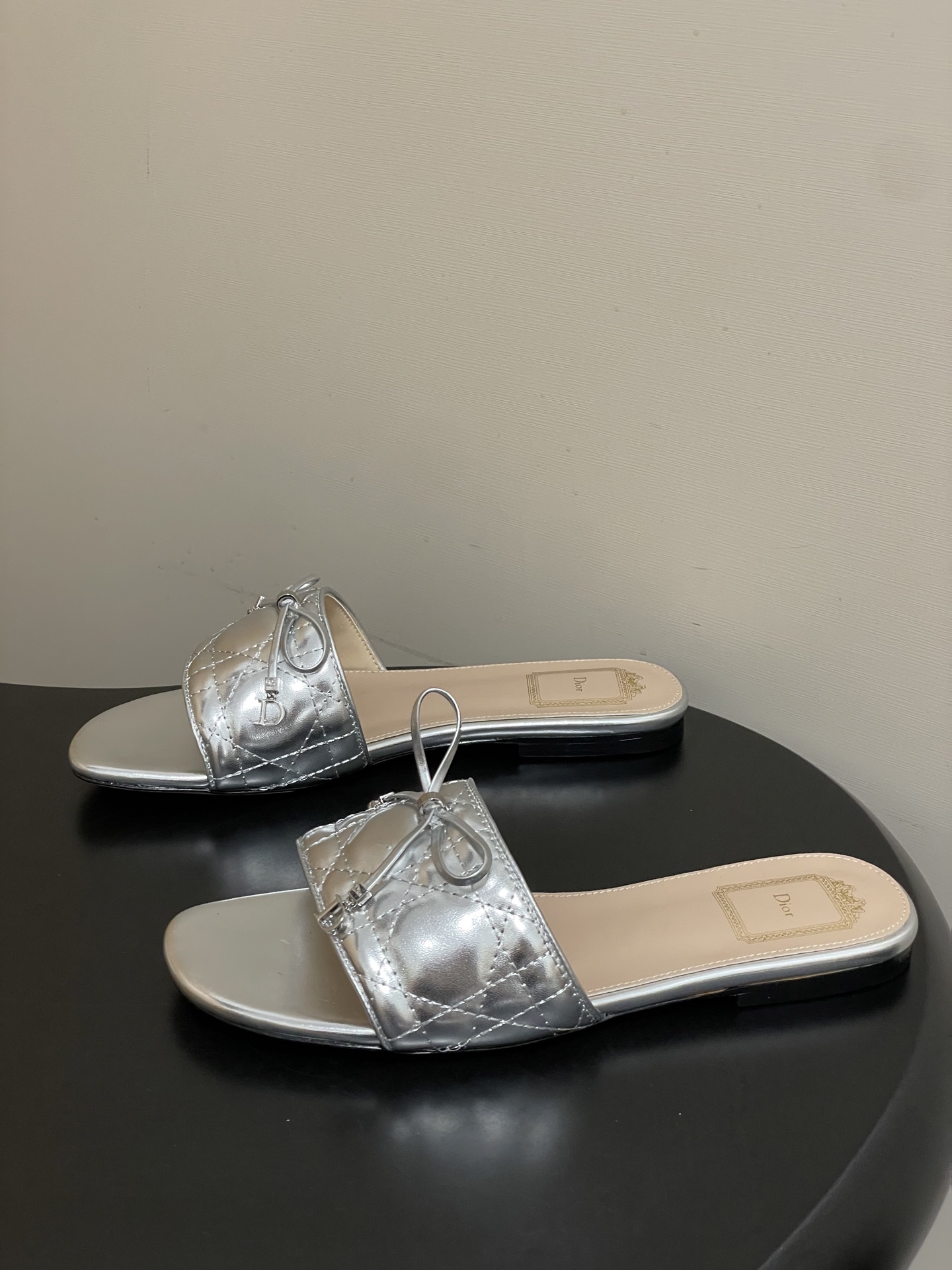디올(DIOR) 퀼팅 리본 슬리퍼 신발