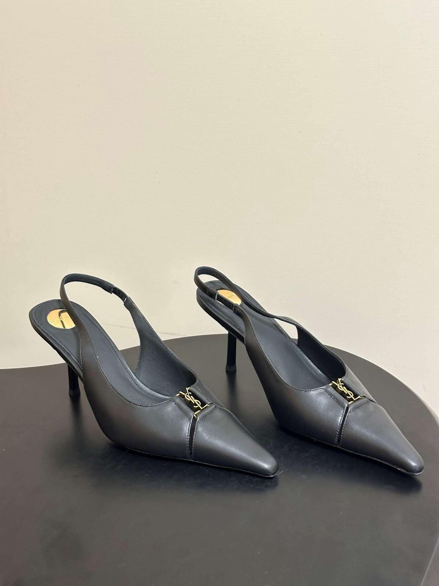 생로랑(SAINT LAURENT) YSL 메탈 로고 캡토 슬링백 펌프스 신발