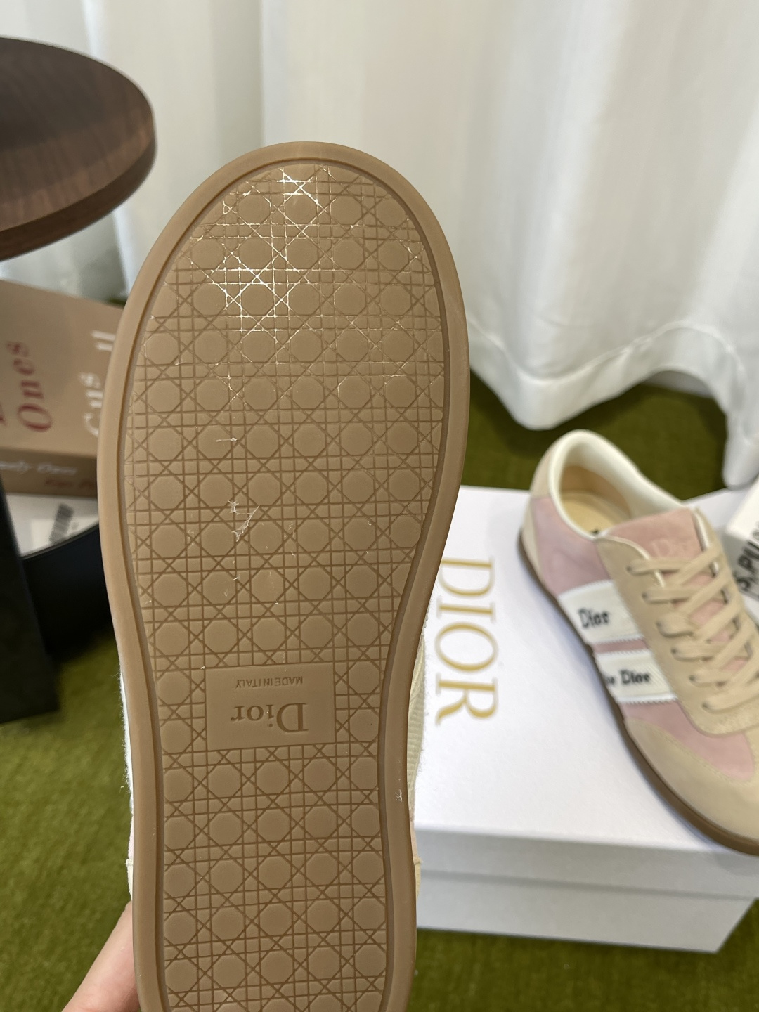 디올(DIOR) 리본 레터링 스웨이드 독일군 스니커즈 신발