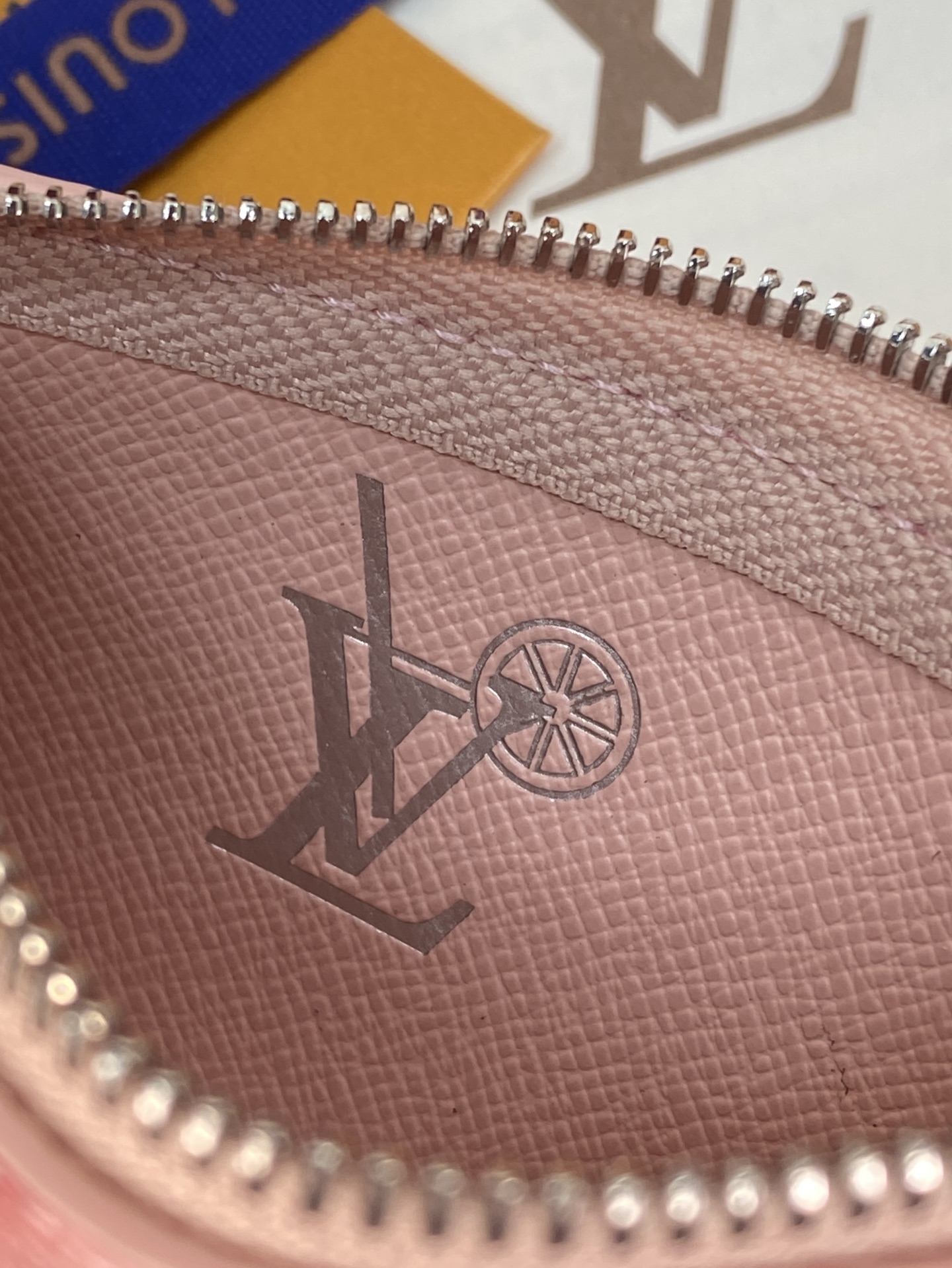 [Louis Vuitton] LV 루이비통 모노그램 자카드 로미 키 파우치 (코튼 핑크) 지갑