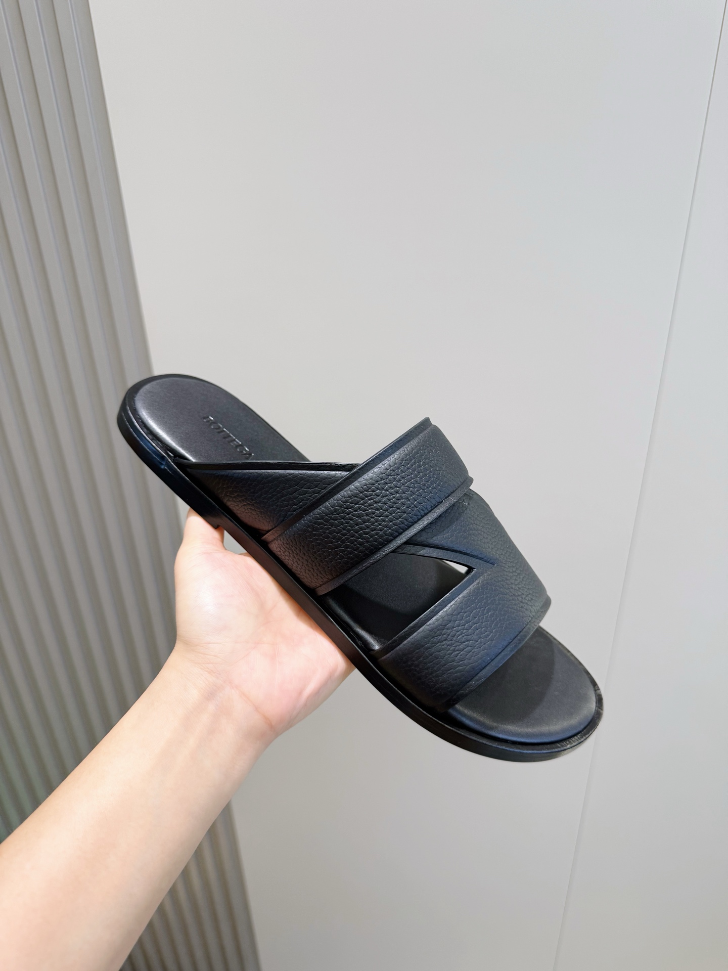 [Bottega Veneta] BV 보테가 베네타 웨이브 인트레치아토 레더 뮬 / 슬라이드 슬리퍼 신발