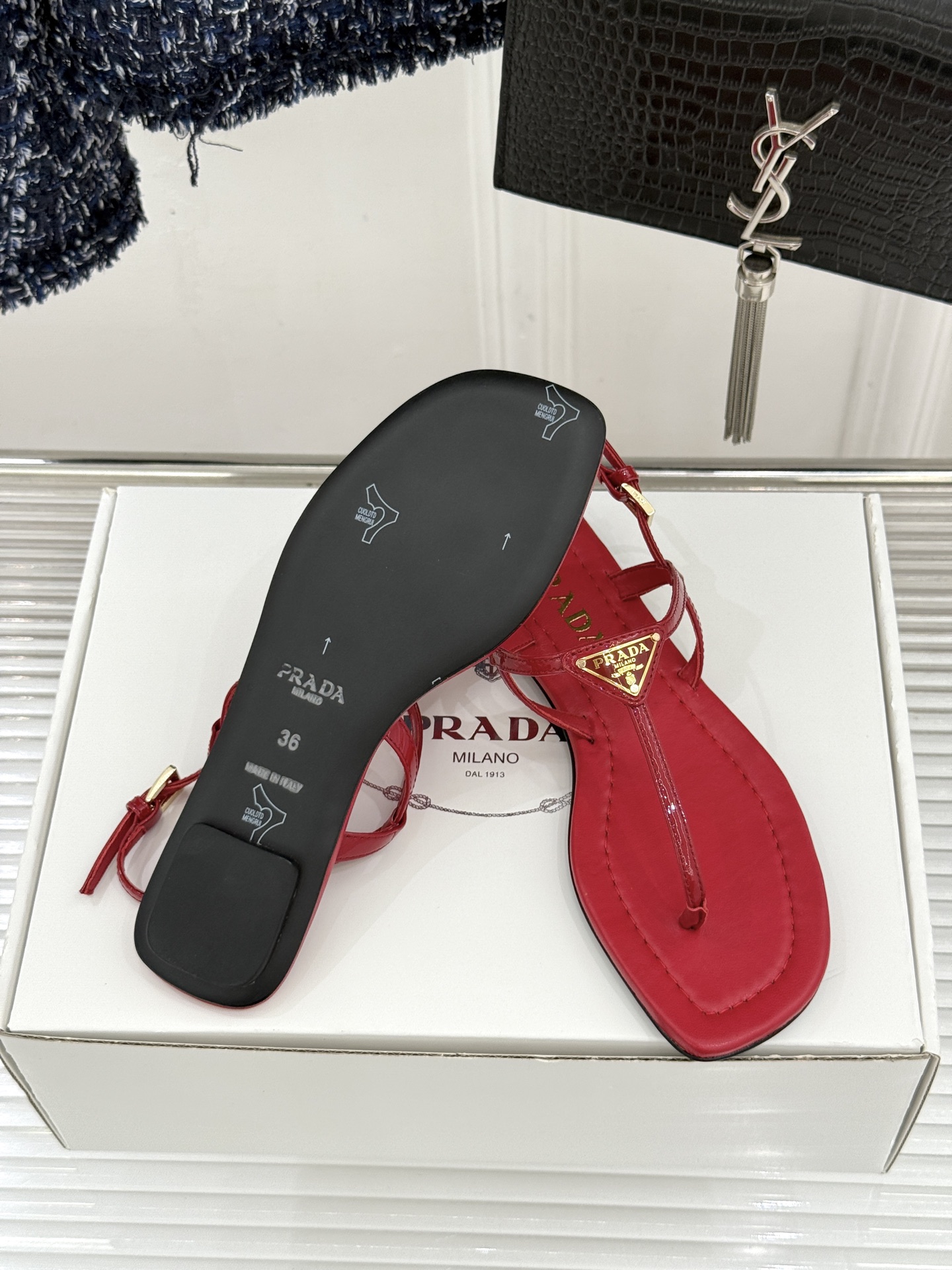 프라다(PRADA) 삼각 로고 플립플랍 샌들 신발
