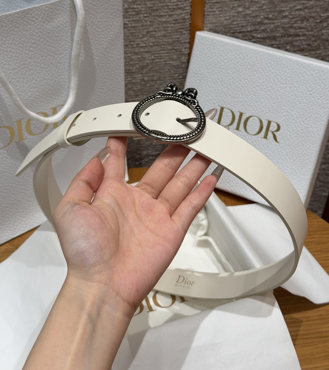 디올(DIOR) 리버서블 카프스킨 앤티크 핀 버클 벨트