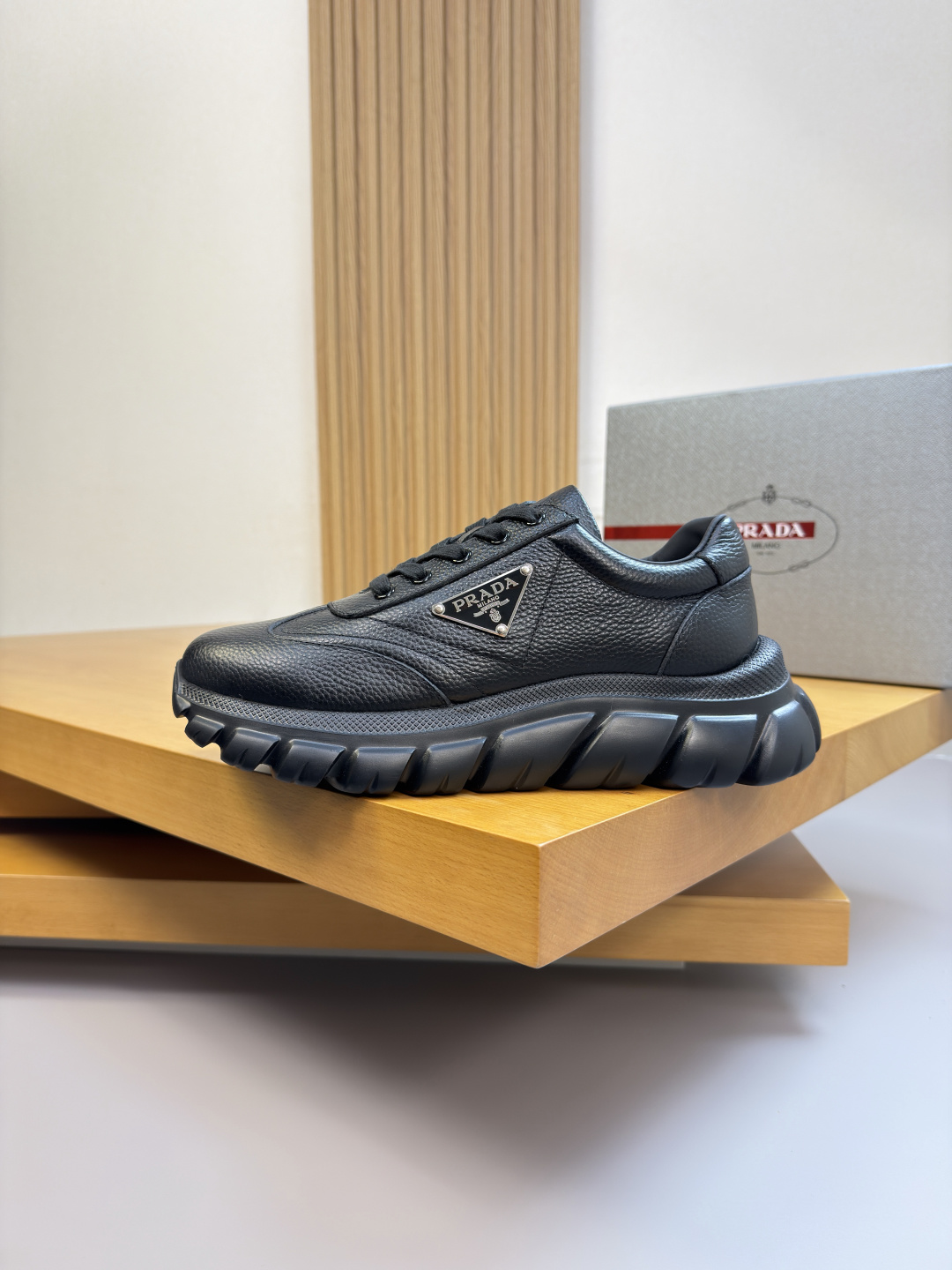 PRADA 프라다 리치 소가죽 로고 스니커즈 신발