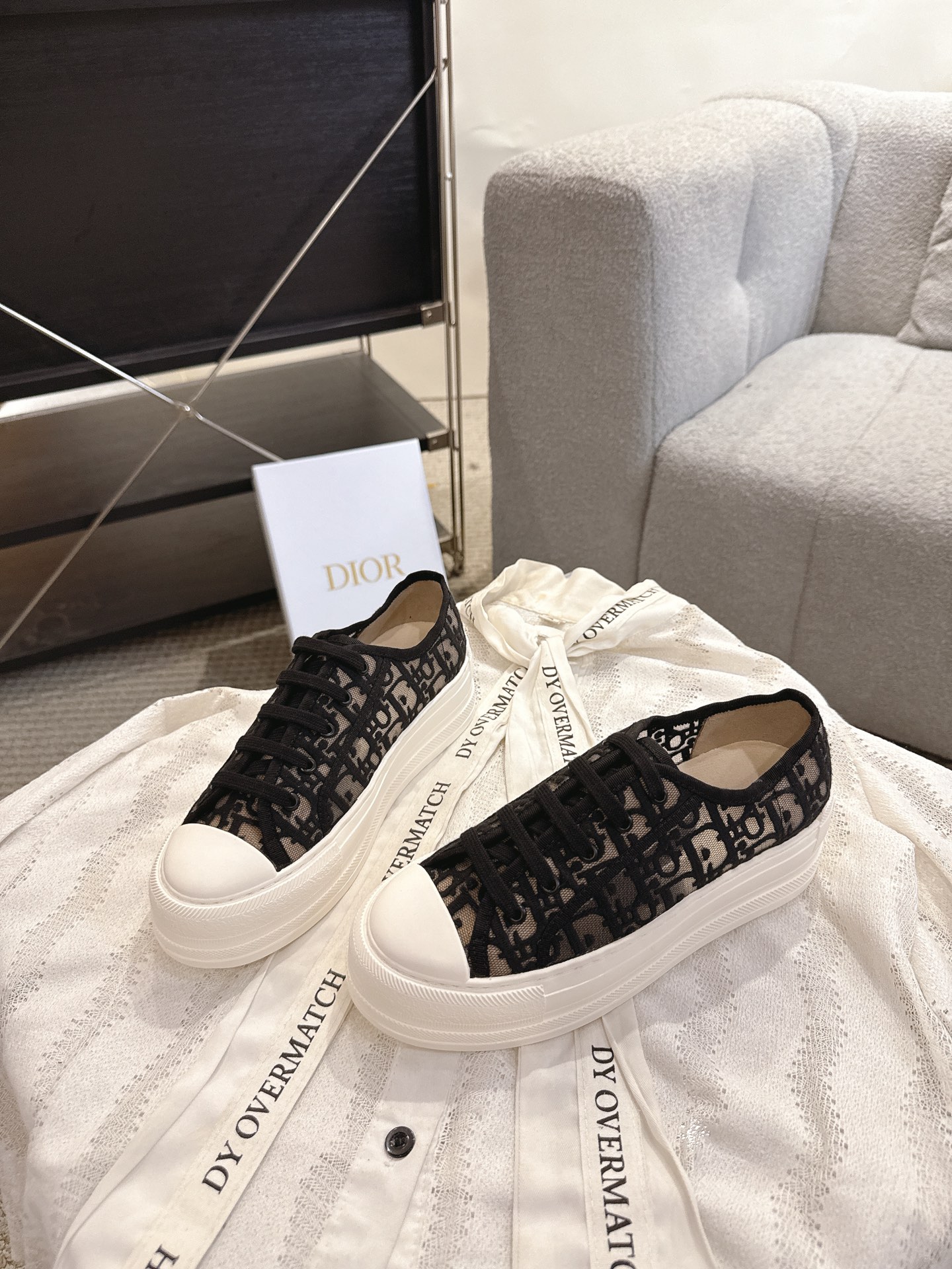디올(DIOR) 메쉬 자수 레이스업 로우탑 스니커즈 신발