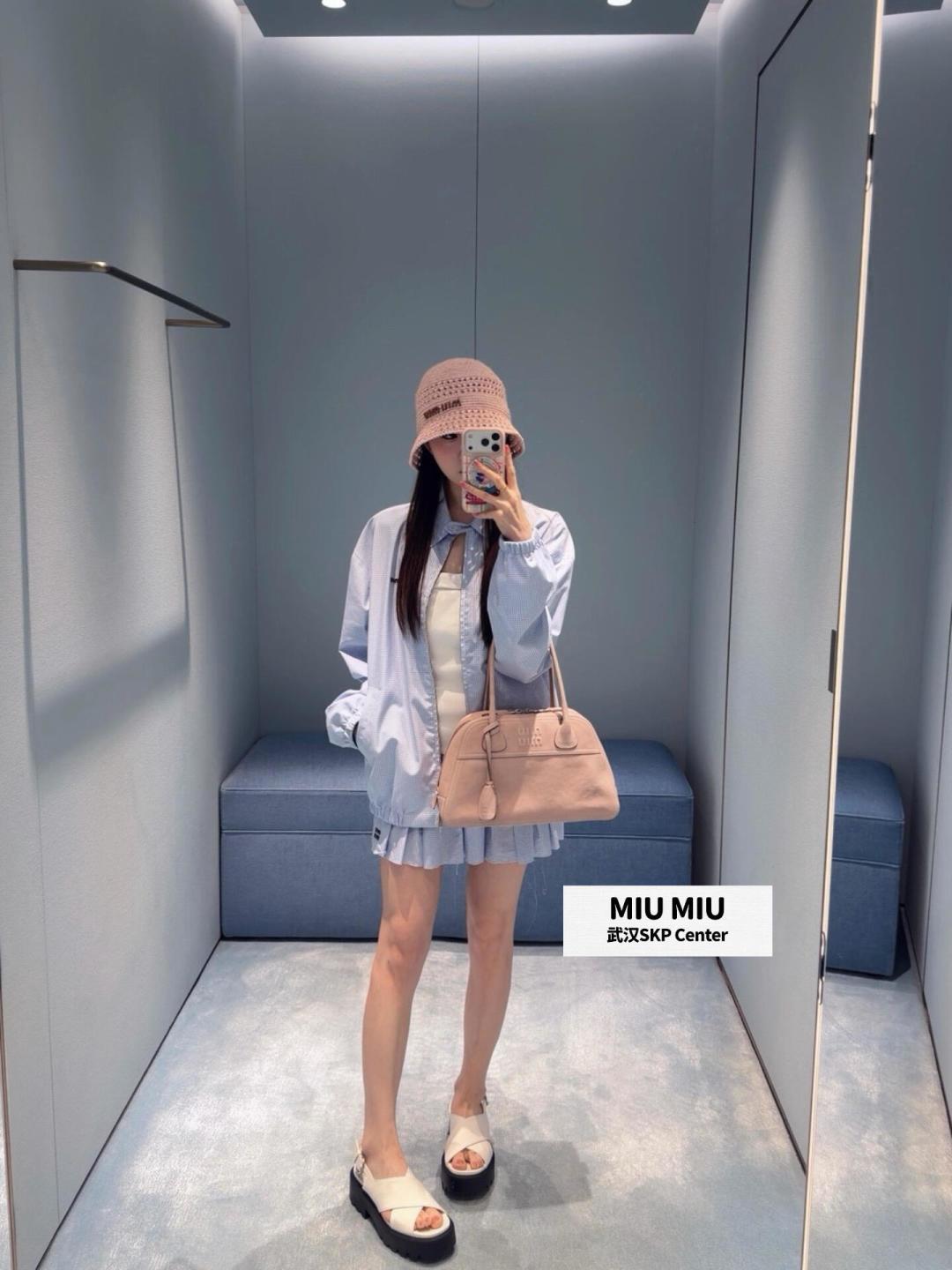 미우미우(MIU MIU) 로고 자수 체크 집업 자켓 재킷 의류
