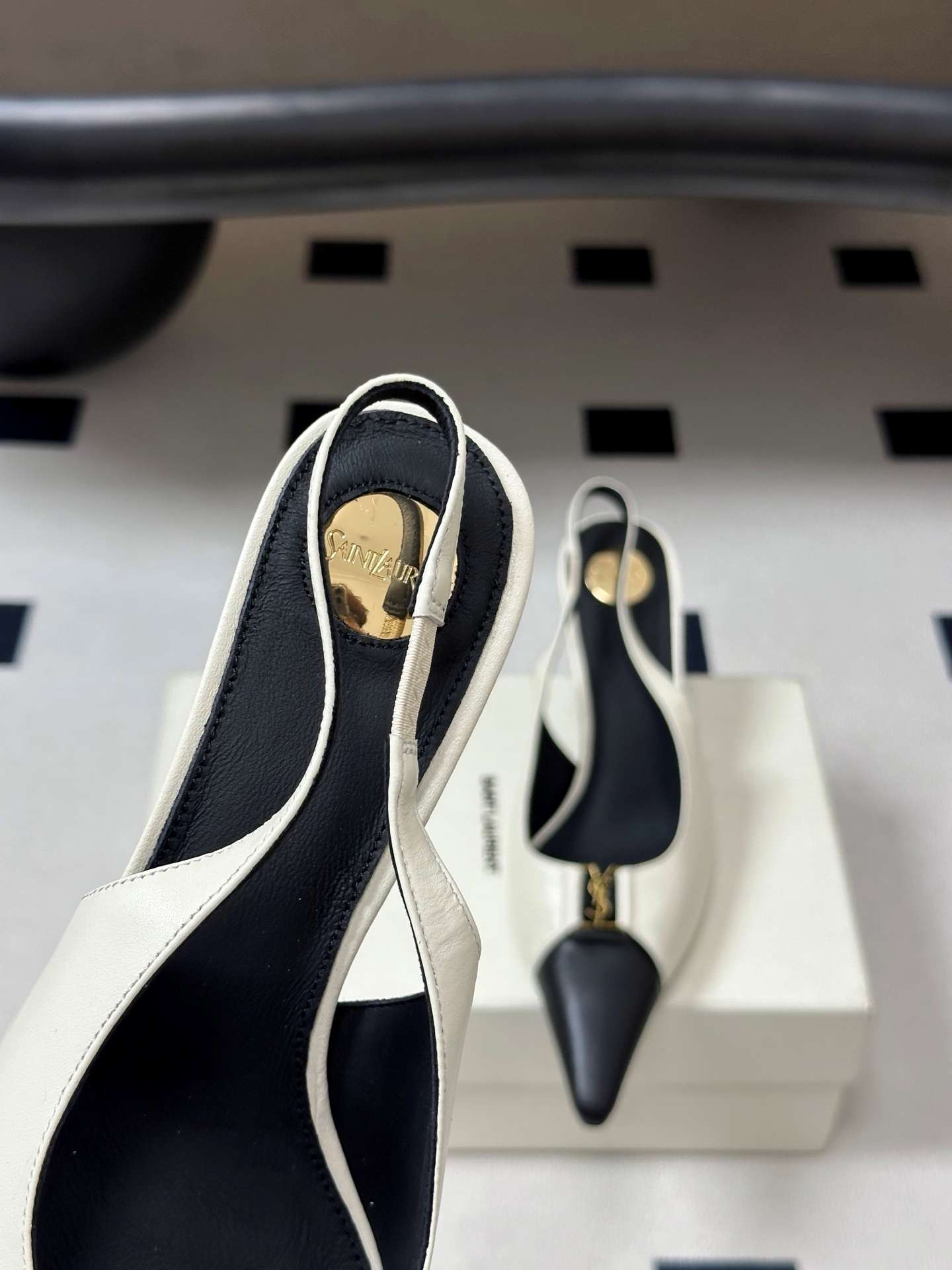 생로랑(SAINT LAURENT) YSL 메탈 로고 캡토 슬링백 펌프스 신발