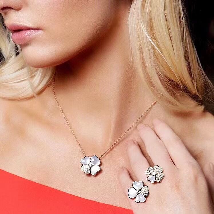 반클리프 아펠(Van Cleef & Arpels VCA) 화이트 자개 클로버 목걸이 악세사리