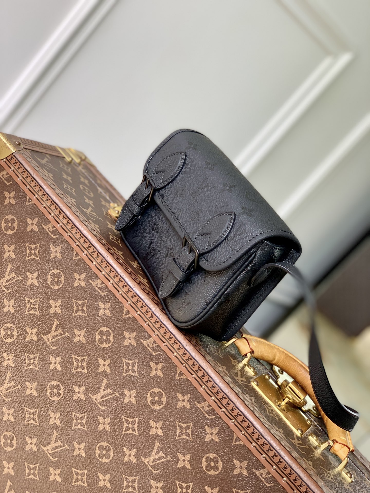 LOUIS VUITTON LV 루이비통 새첼 미니 크로스바디 백 (모노그램 미드나이트 캔버스) 가방