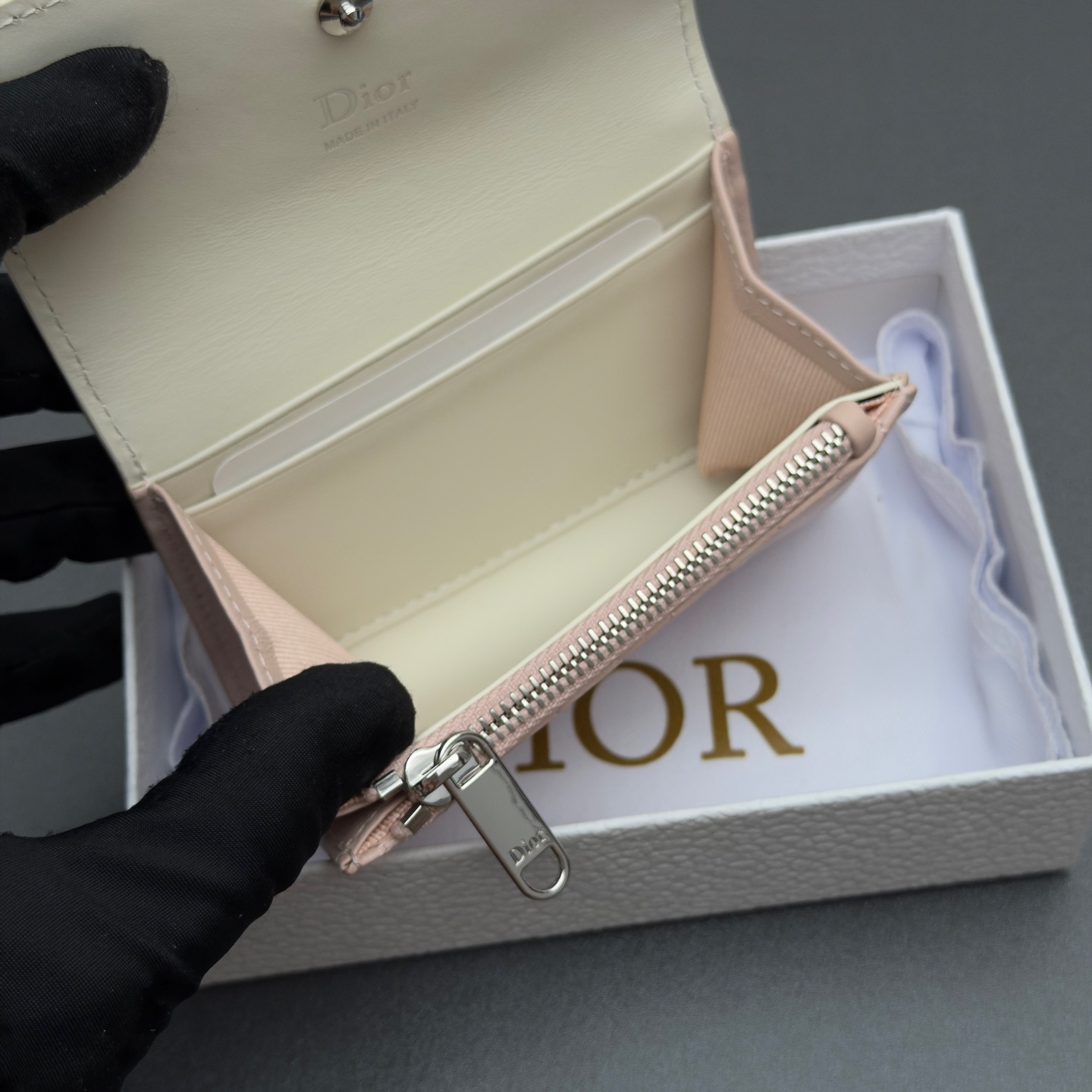 [Dior] 디올 Lady Freesia 레이디 프리지아 까나쥬 램스킨 지퍼 미니 지갑 / S2607