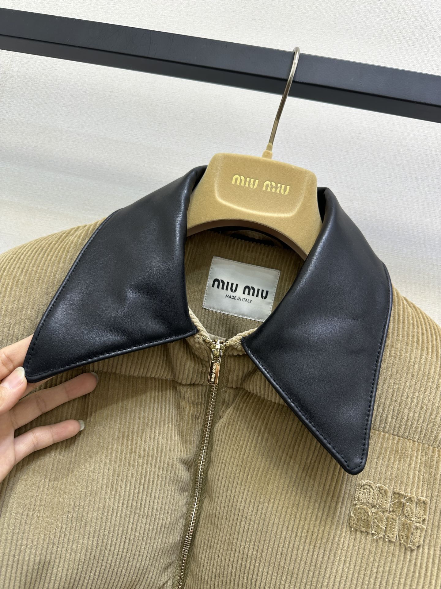 미우미우(MIU MIU) 코듀로이 레더 칼라 다운 패딩 재킷 상의 의류