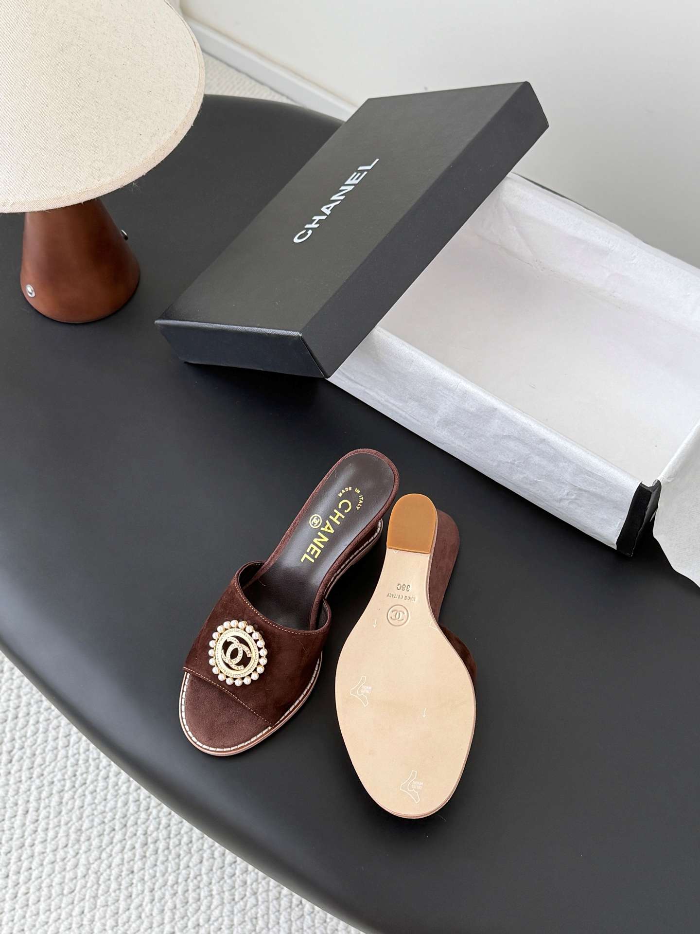 샤넬(CHANEL) 진주 메달 웨지 뮬 샌들 신발