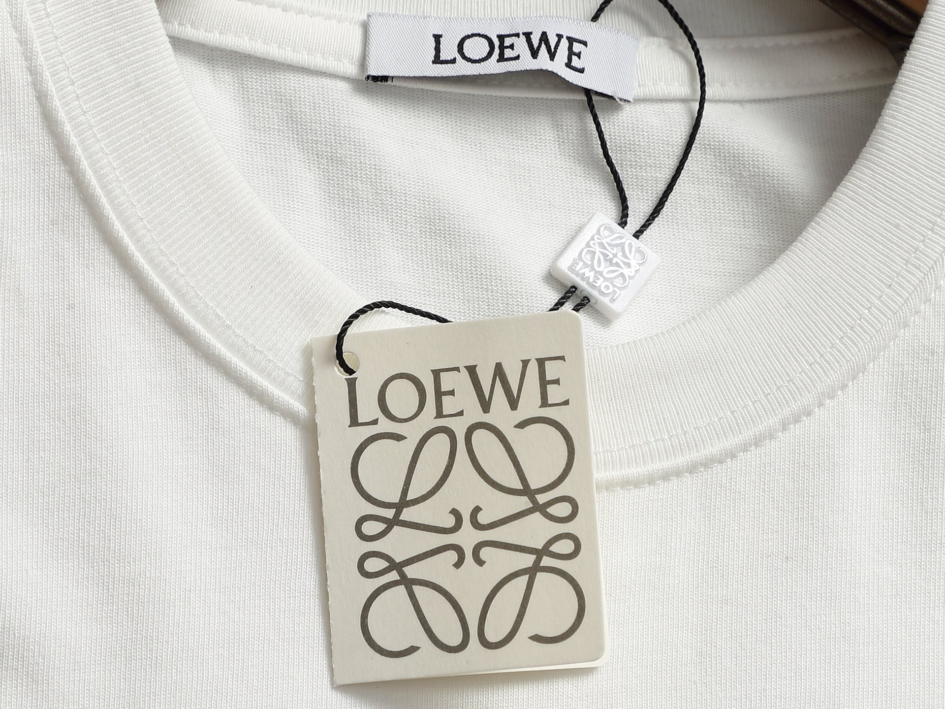 로에베(LOEWE) 스팽글 플라워 자수 반팔 티셔츠 상의 의류