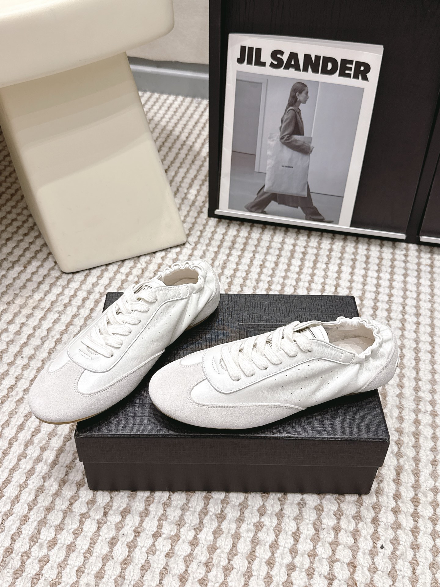 생로랑(SAINT LAURENT) 펀칭 레더 독일군 스니커즈 신발