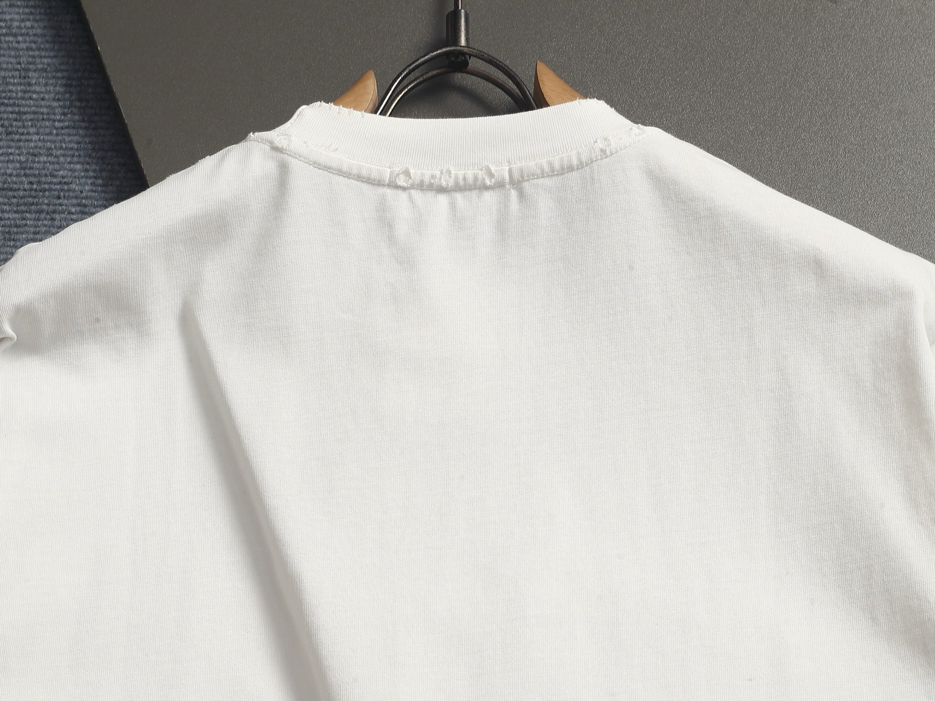 발렌시아가(BALENCIAGA) 디스트로이드 반팔 티셔츠 상의 의류