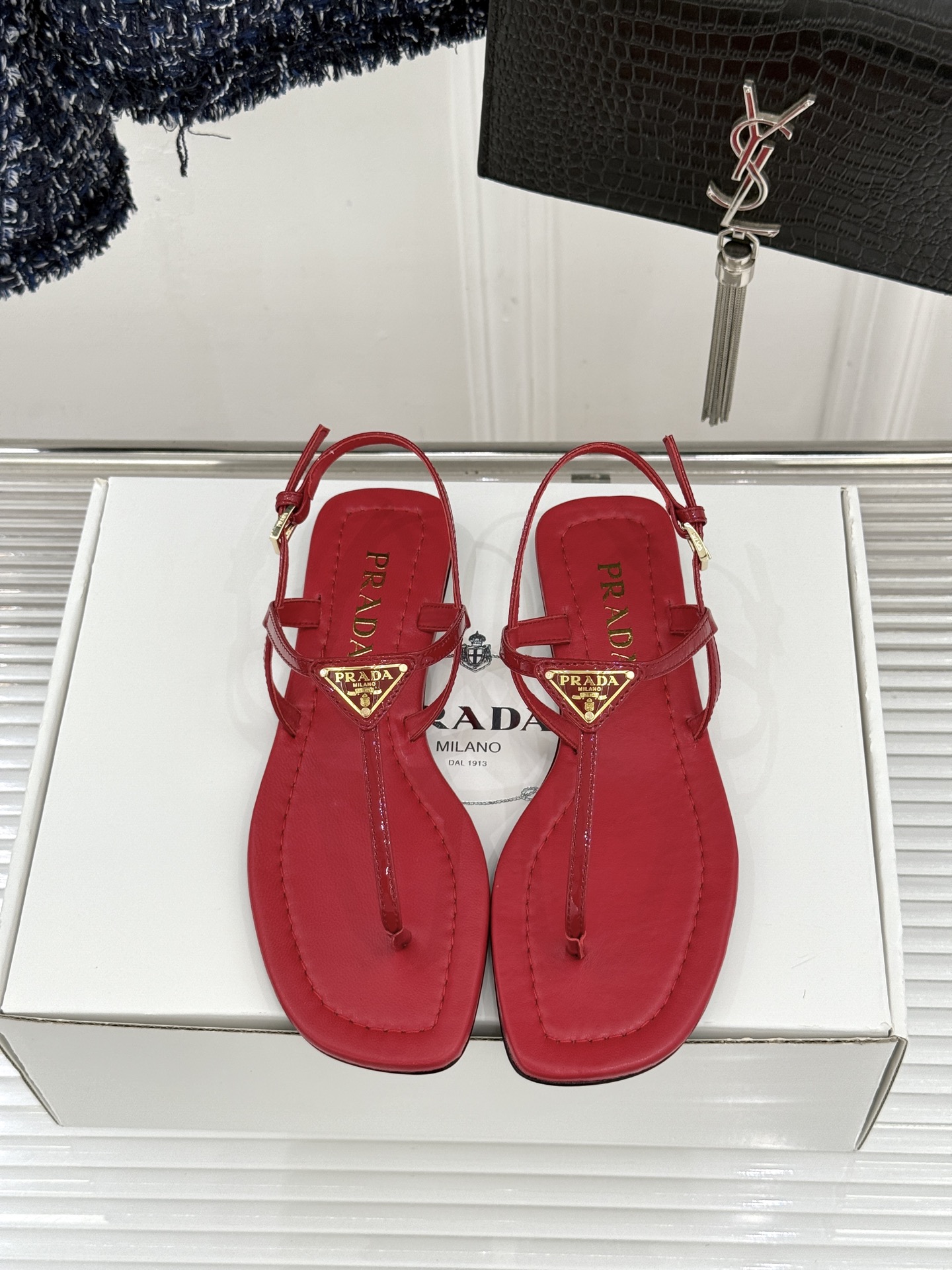 프라다(PRADA) 삼각 로고 플립플랍 샌들 신발