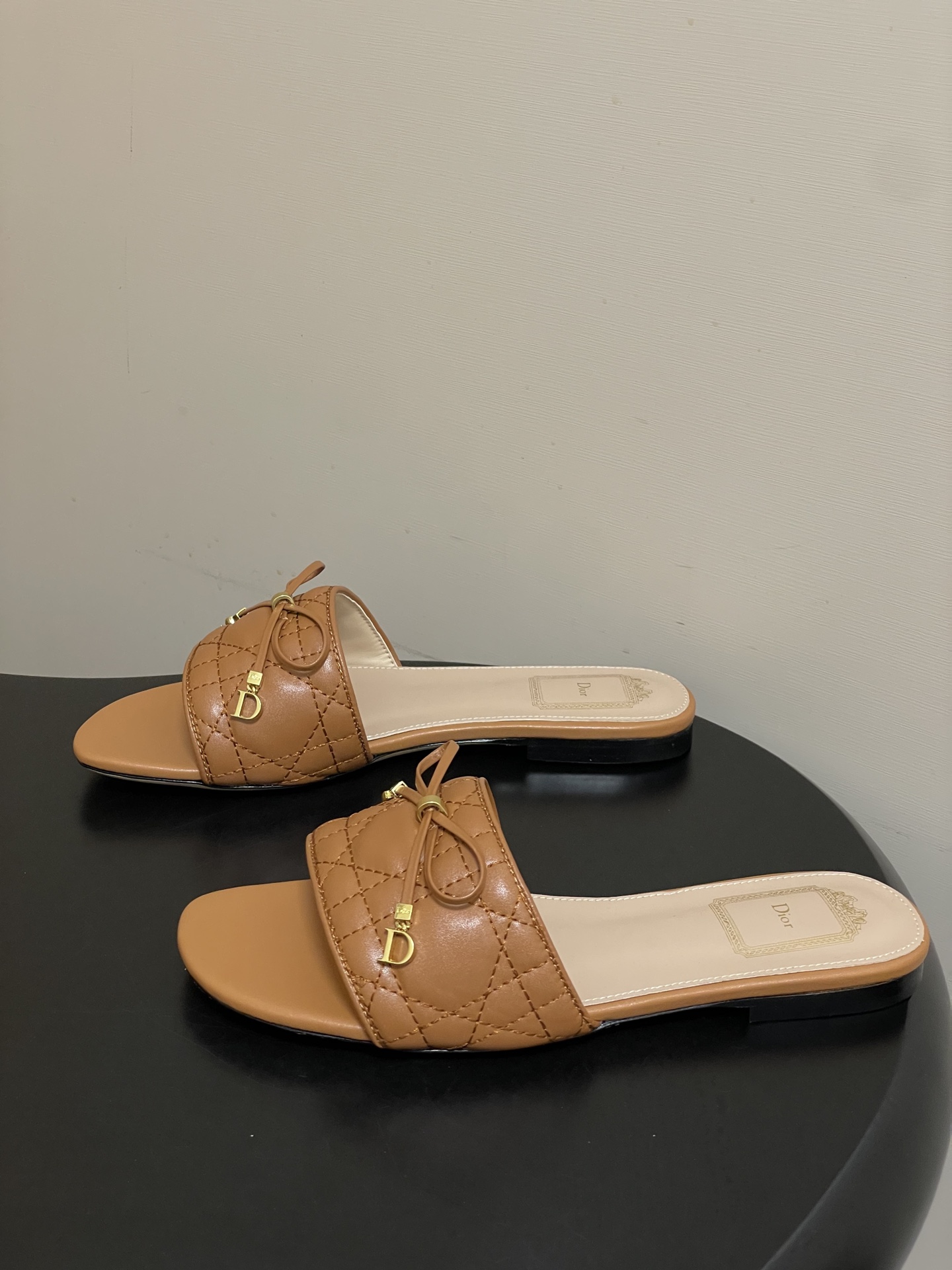 디올(DIOR) 퀼팅 리본 슬리퍼 신발