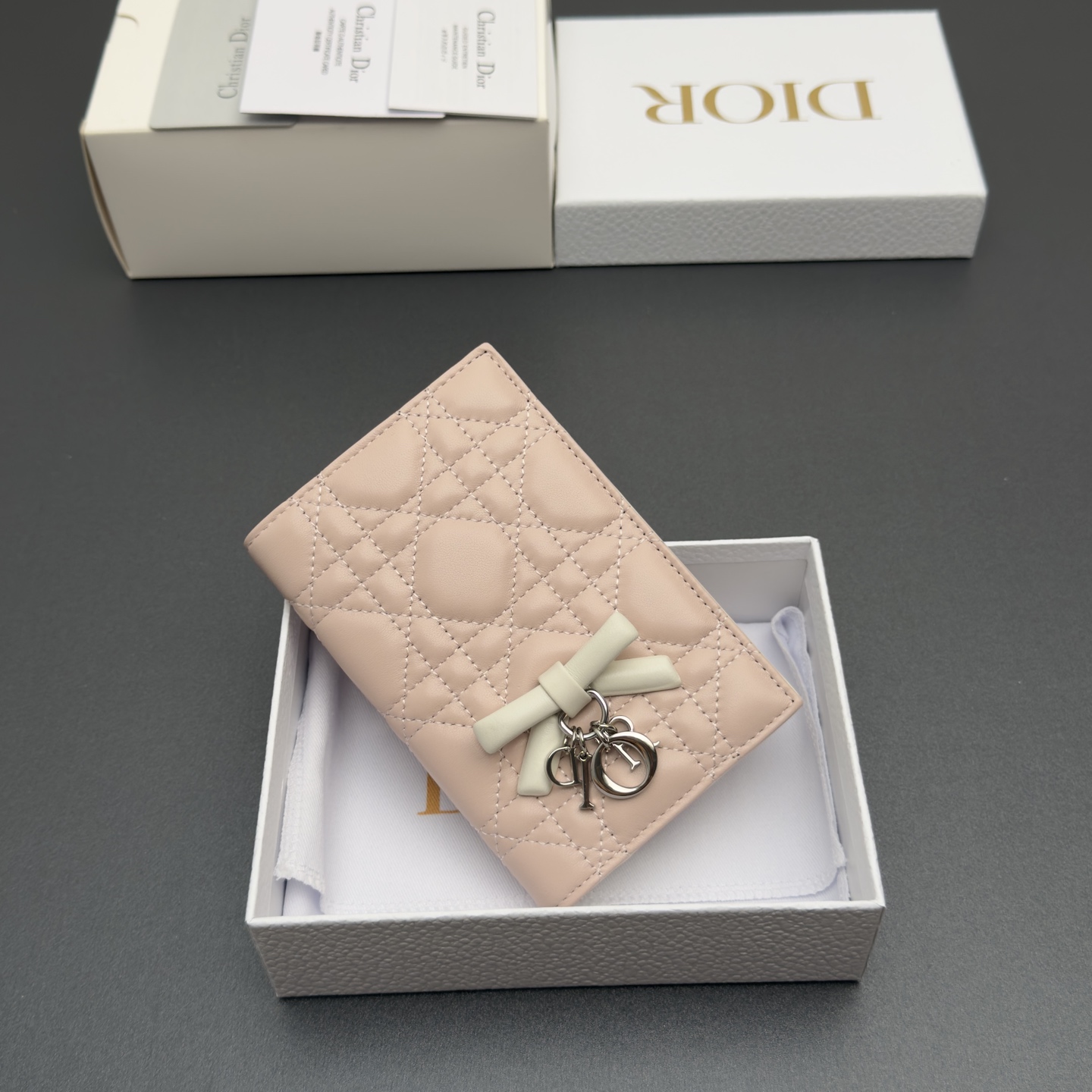 [Dior] 디올 Lady 레이디 까나쥬 램스킨 패스포트 홀더 지갑 / S2626