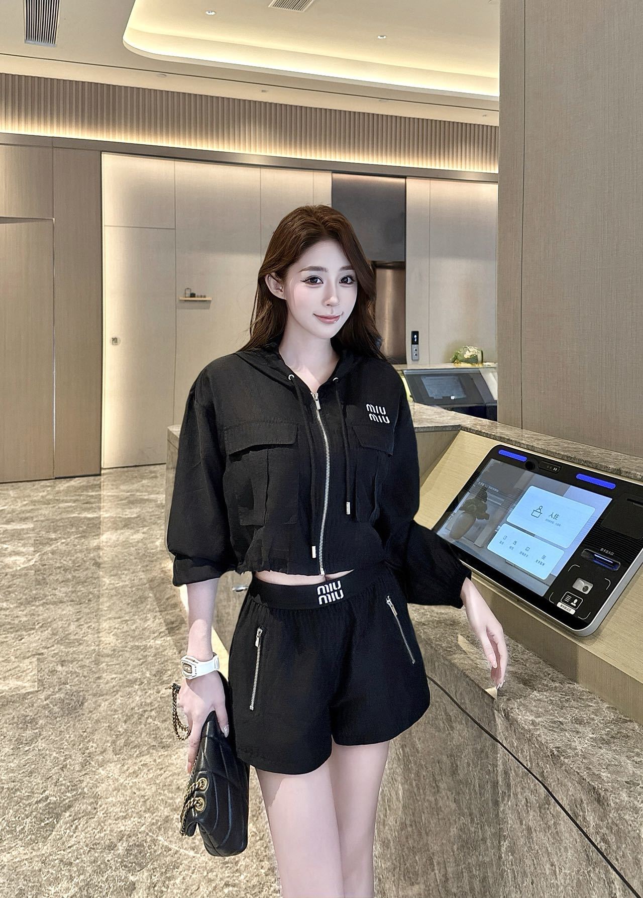 miumiu 미우미우 26SS 하이엔드 텍스처 바람막이 선케어 자켓 재킷 + 반바지 세트업 의류