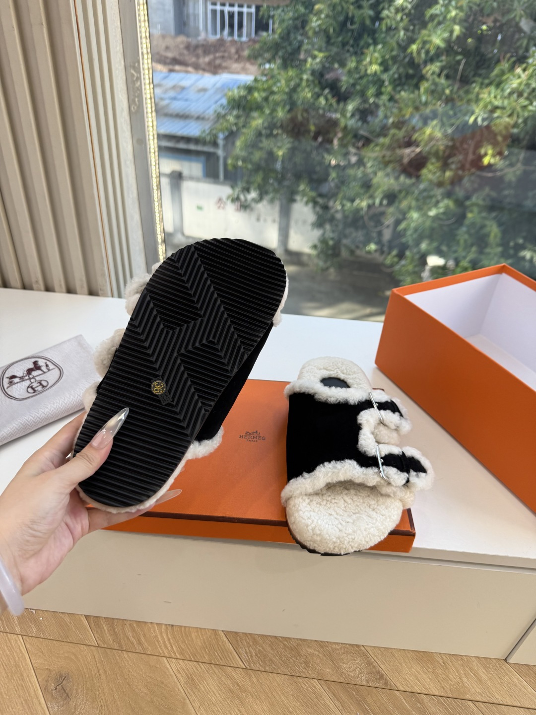 에르메스(HERMES) 시어링 퍼 뮬 슬리퍼 신발