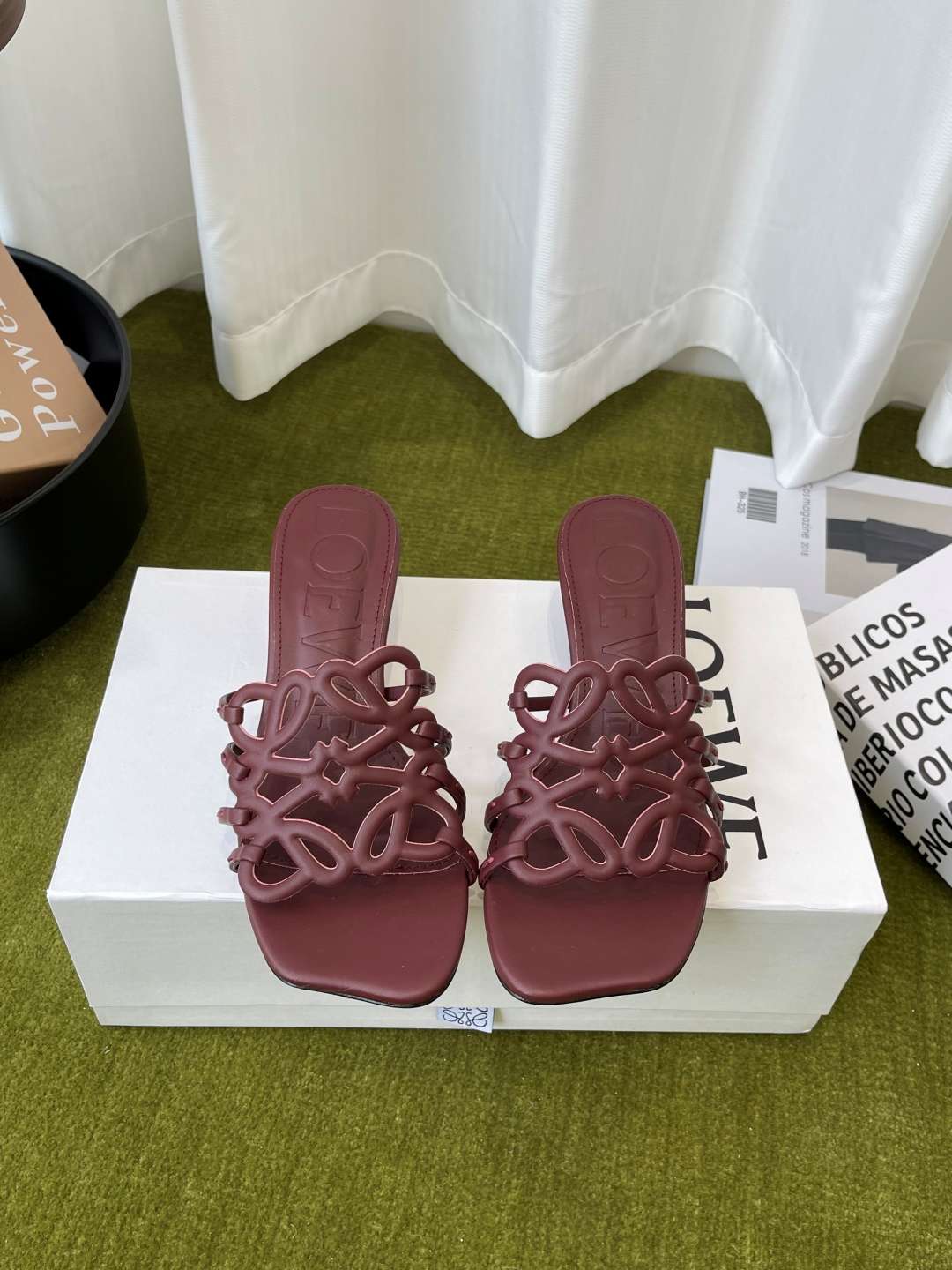 로에베(LOEWE) 아나그램 스트랩 스퀘어토 키튼힐 신발