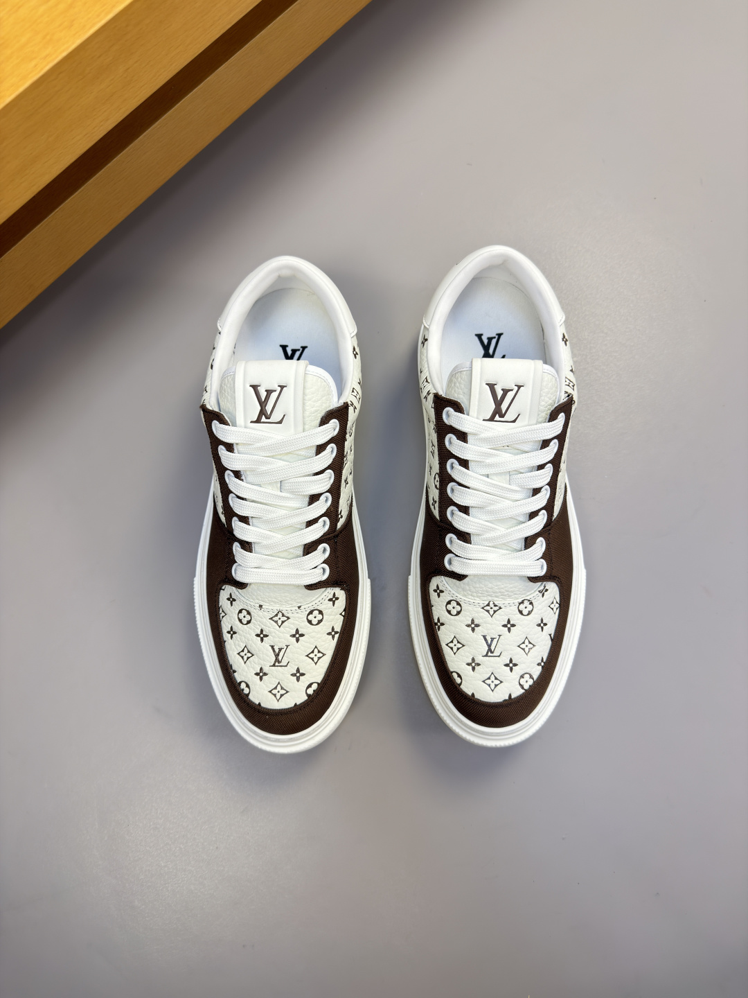 [Louis Vuitton] LV 루이비통 프리미엄 슈링크 레더 & 컬러 프린트 모노그램 스니커즈 신발