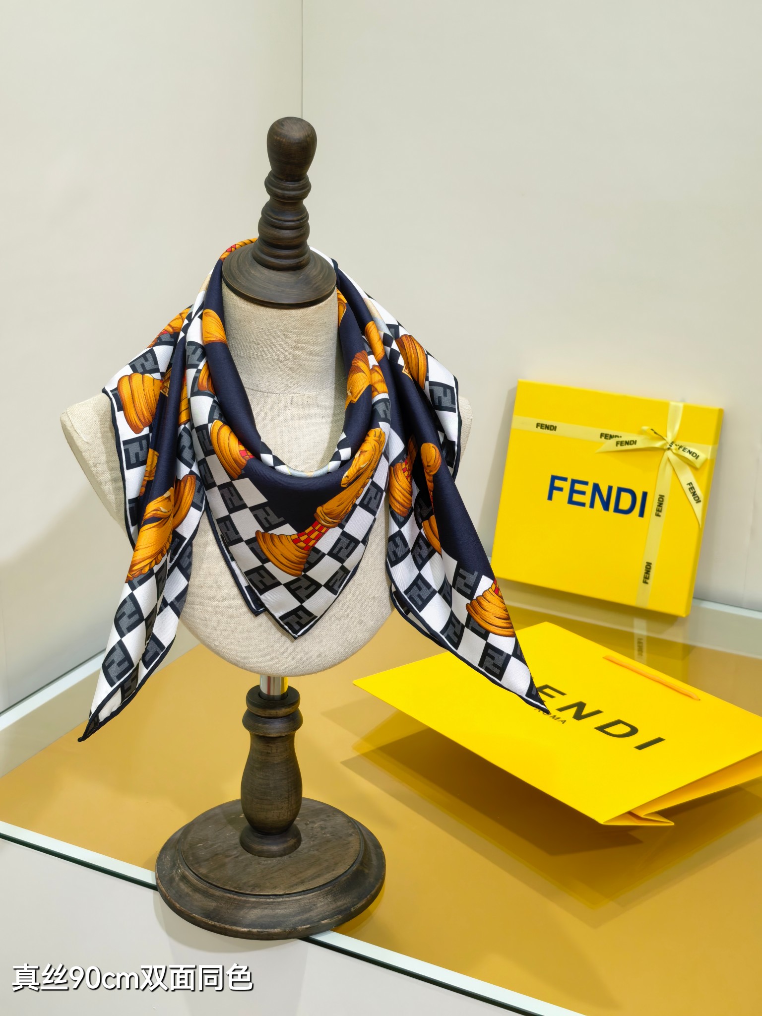 펜디(FENDI) 체스 모티브 실크 목도리 스카프