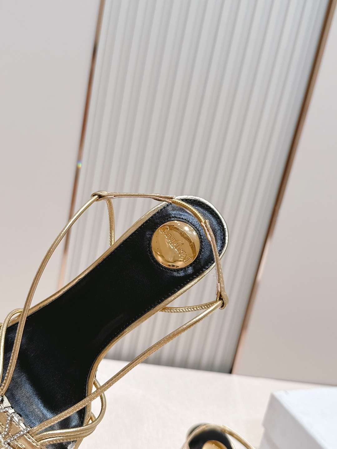 생로랑(YSL) 스퀘어토 스트랩 샌들 신발