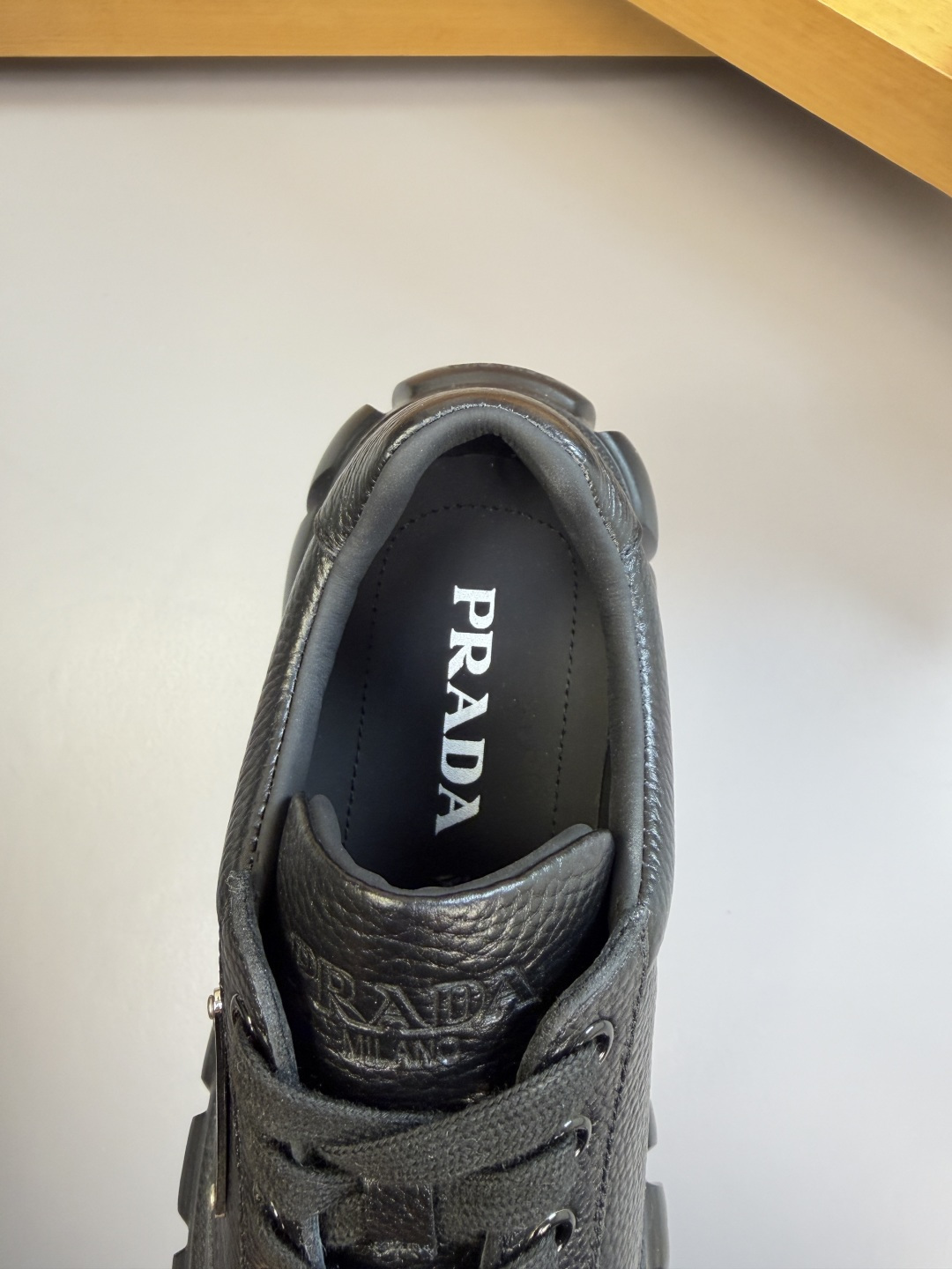PRADA 프라다 리치 소가죽 로고 스니커즈 신발